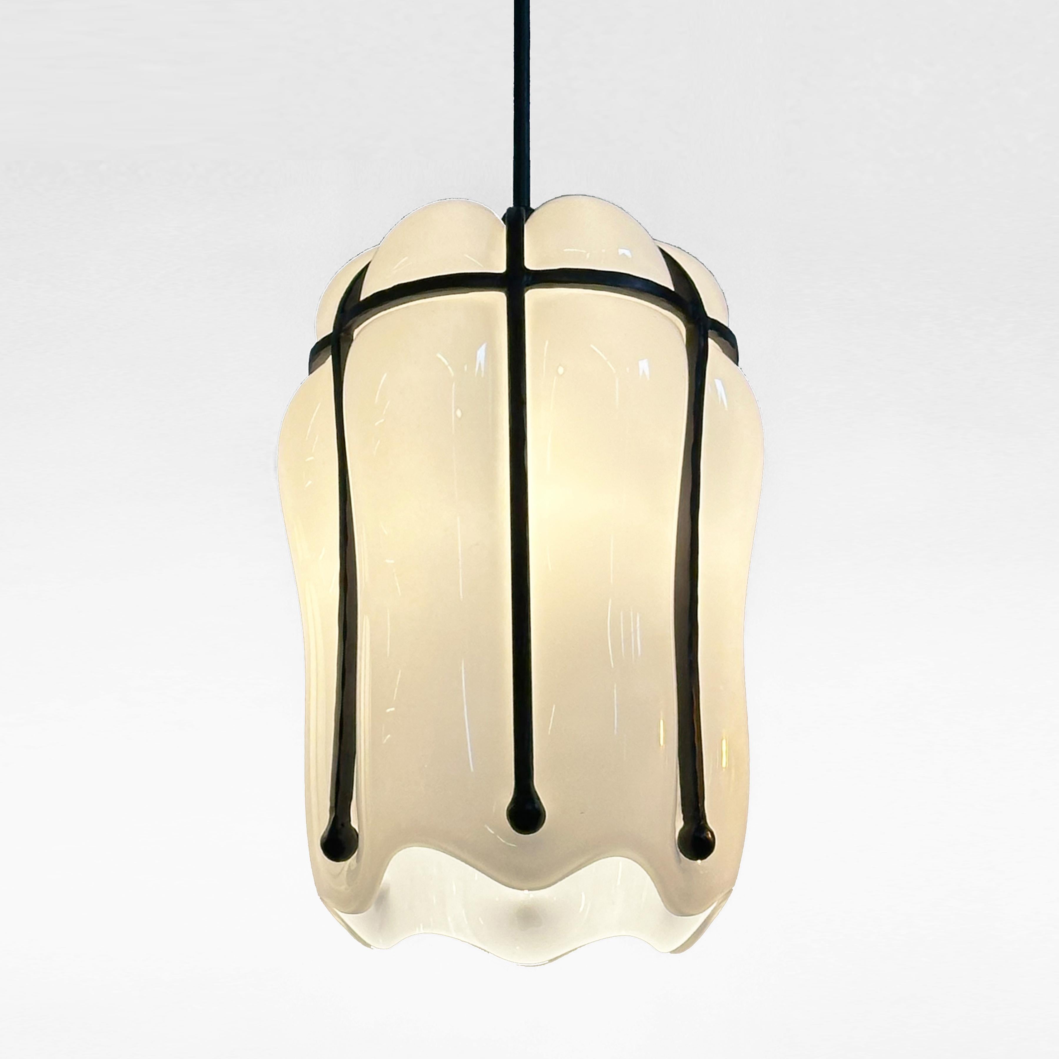 Moderne Lanterne suspendue Sculpture contemporaine en verre soufflé à la main Acier noirci en vente