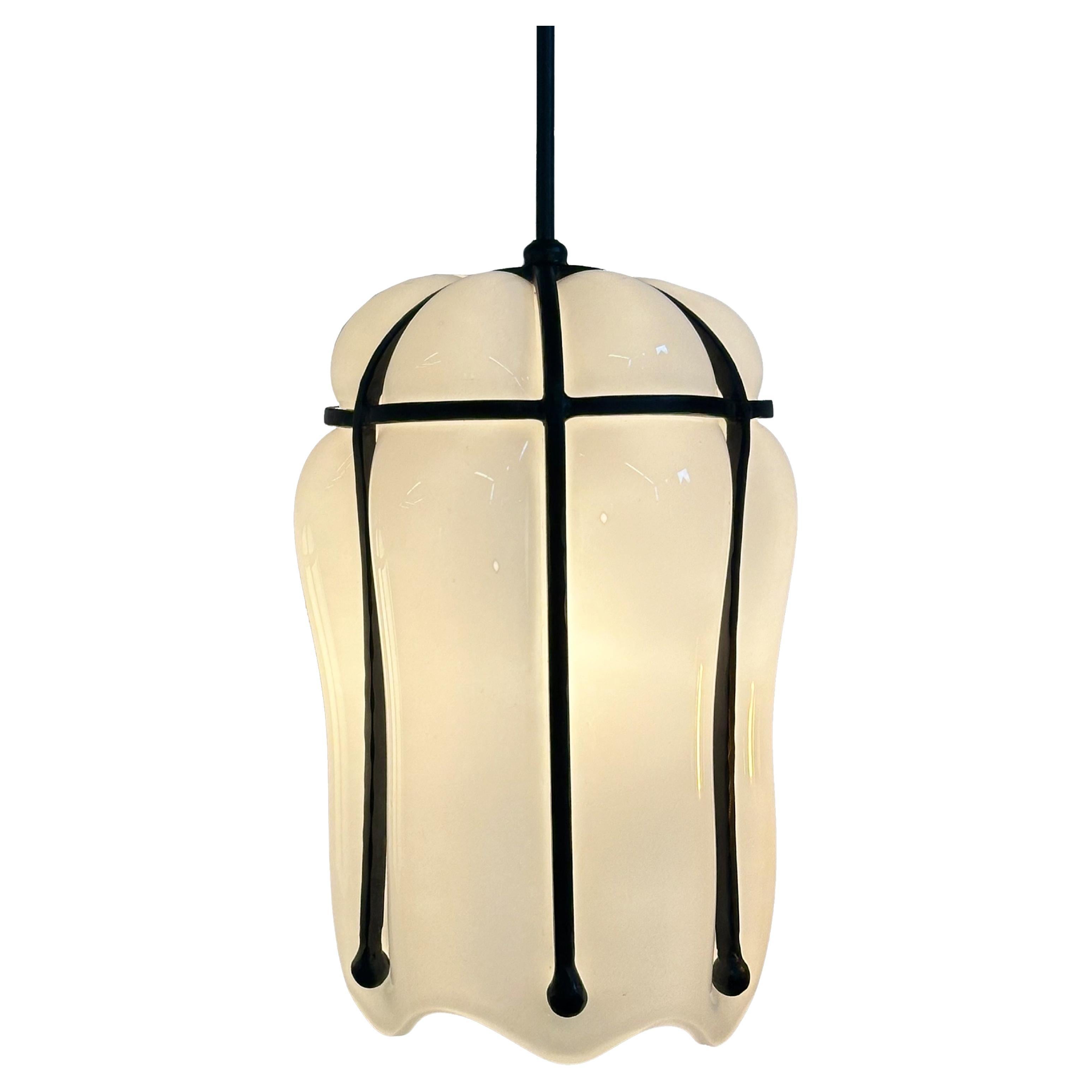 Farol Colgante Escultura Contemporánea de Vidrio Soplado a Mano Acero Ennegrecido