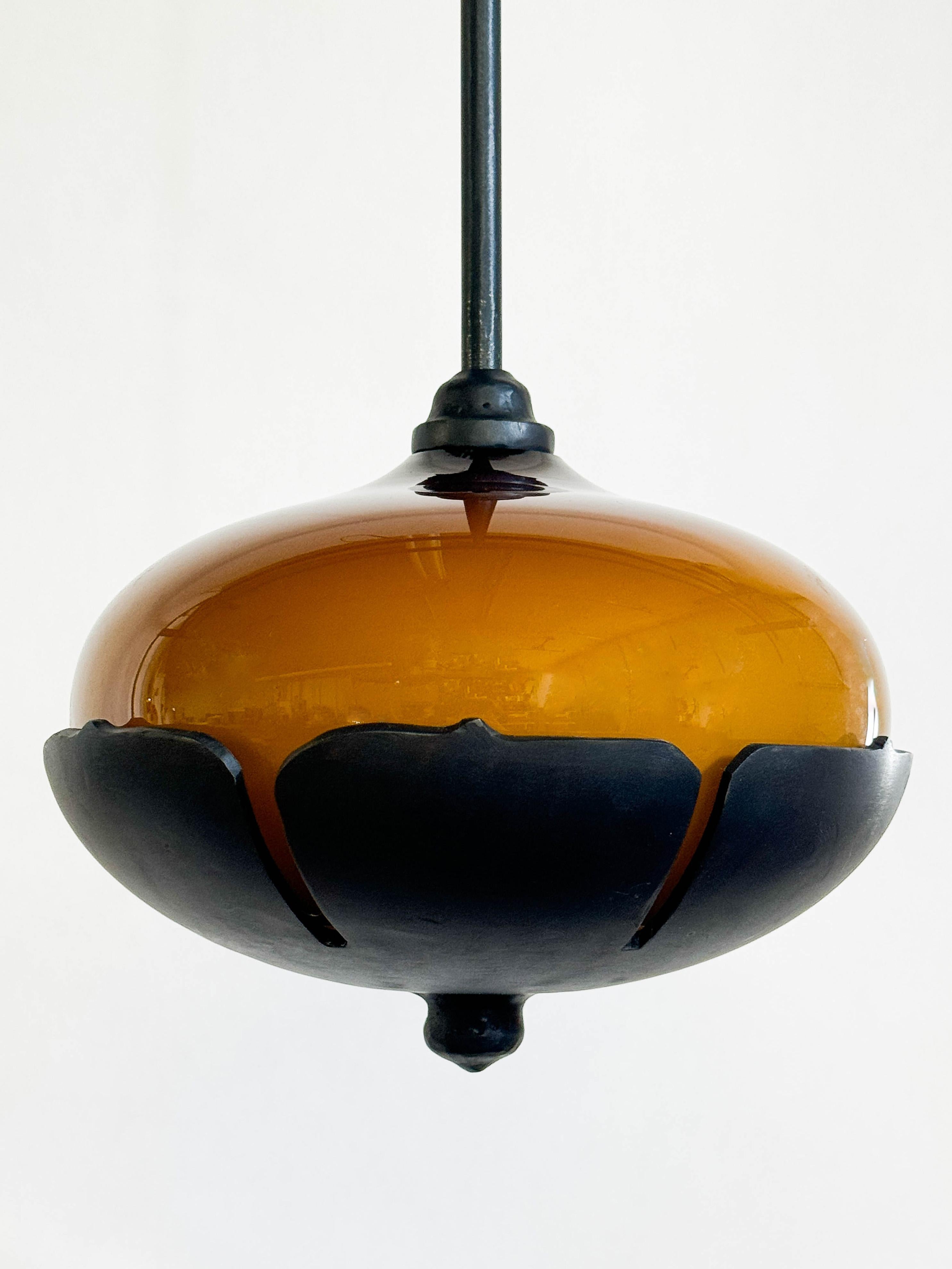 FLORA NO. 3
J.M. Szymanski
D. 2024

What is the architecture of a flower? FLORA, a lighting collection by J.M. Szymanski, explores a flower's remarkable form. The collection is a link between nature and the built environment.
 
Made proudly in NYC!