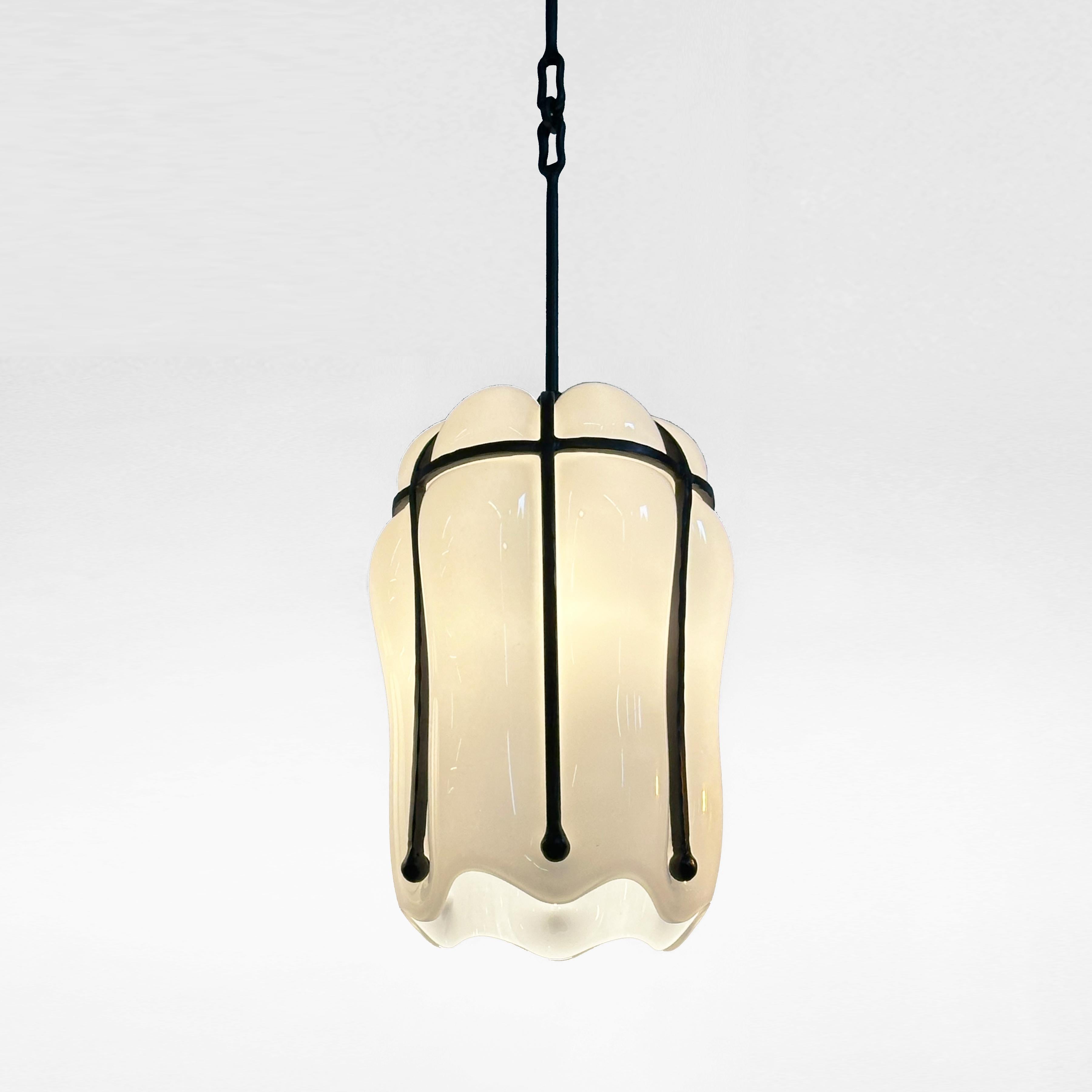 Farol Colgante Escultura Contemporánea de Vidrio Soplado a Mano Acero Ennegrecido Moderno en venta