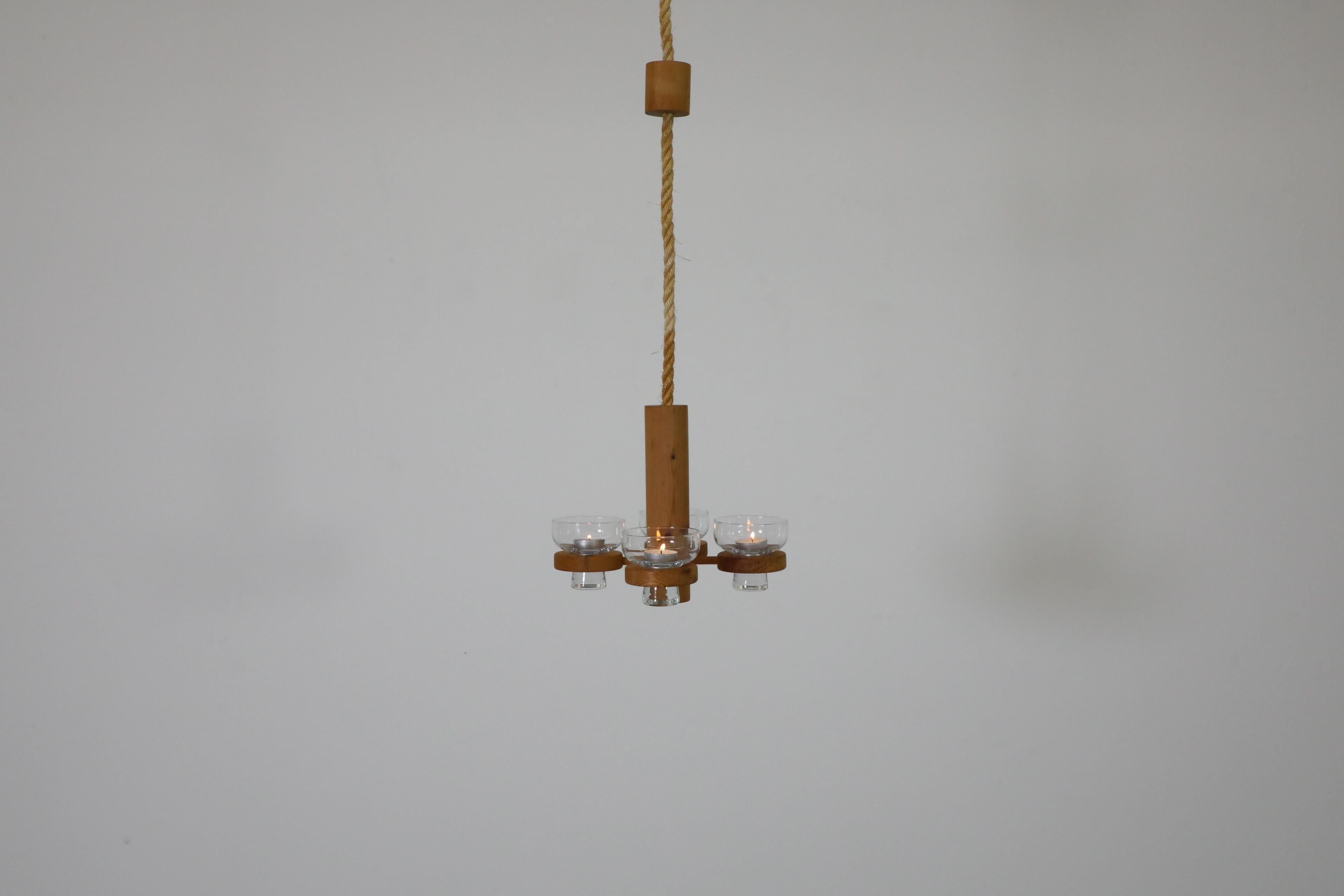 Mid-Century Modern Lustre suspendu en pin avec 4 porte-bougies en verre en vente