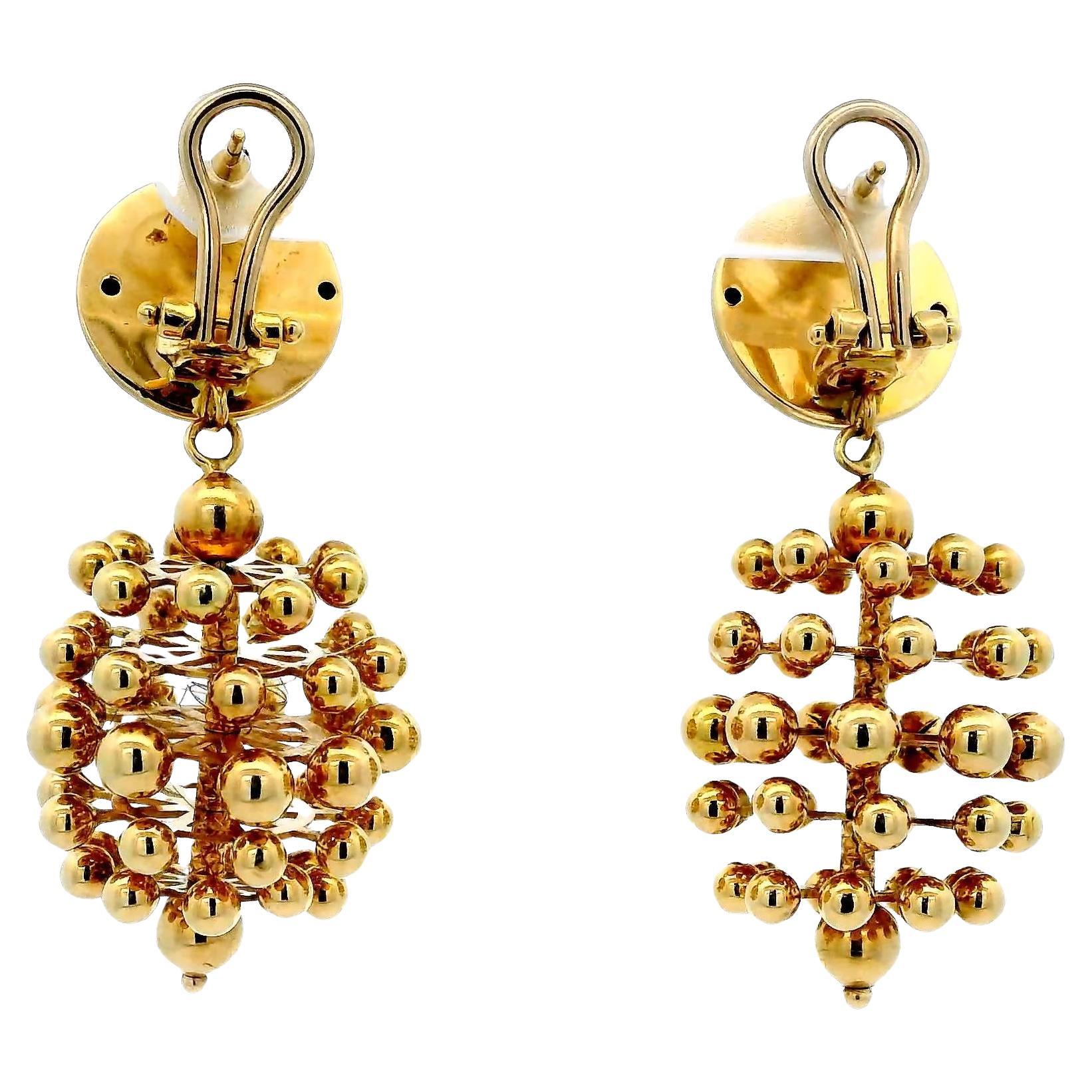 Ohrringe aus 18 Karat Gold mit kompliziertem, kugelförmigem Cluster-Design. Italien, 1990.

Länge 5.0 cm

Breite 2.0 cm

Gewicht 23,2 g