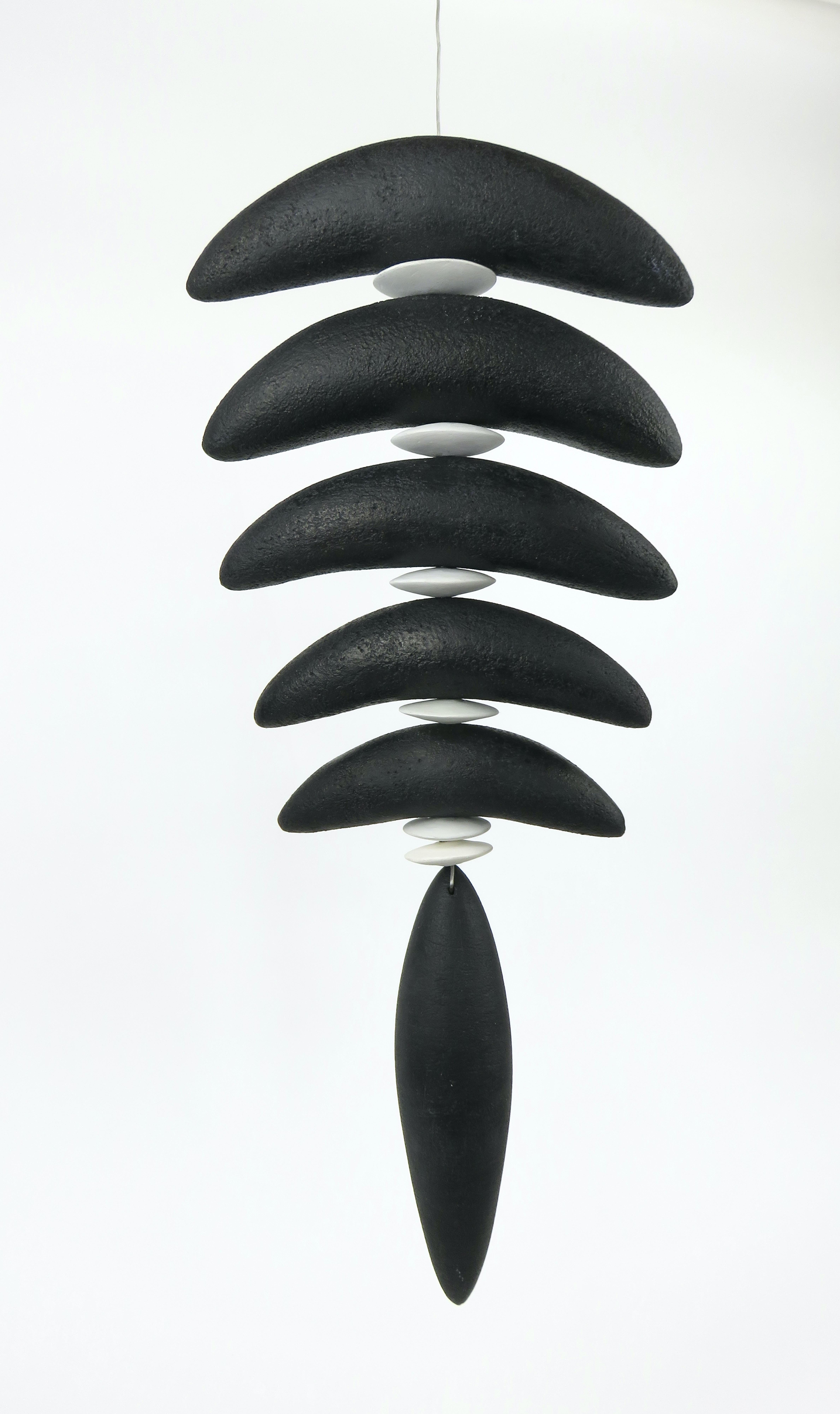 Hanging Rachis With Tail, handgefertigtes Keramik-Mobile, Steingut und Porzellan im Angebot 4