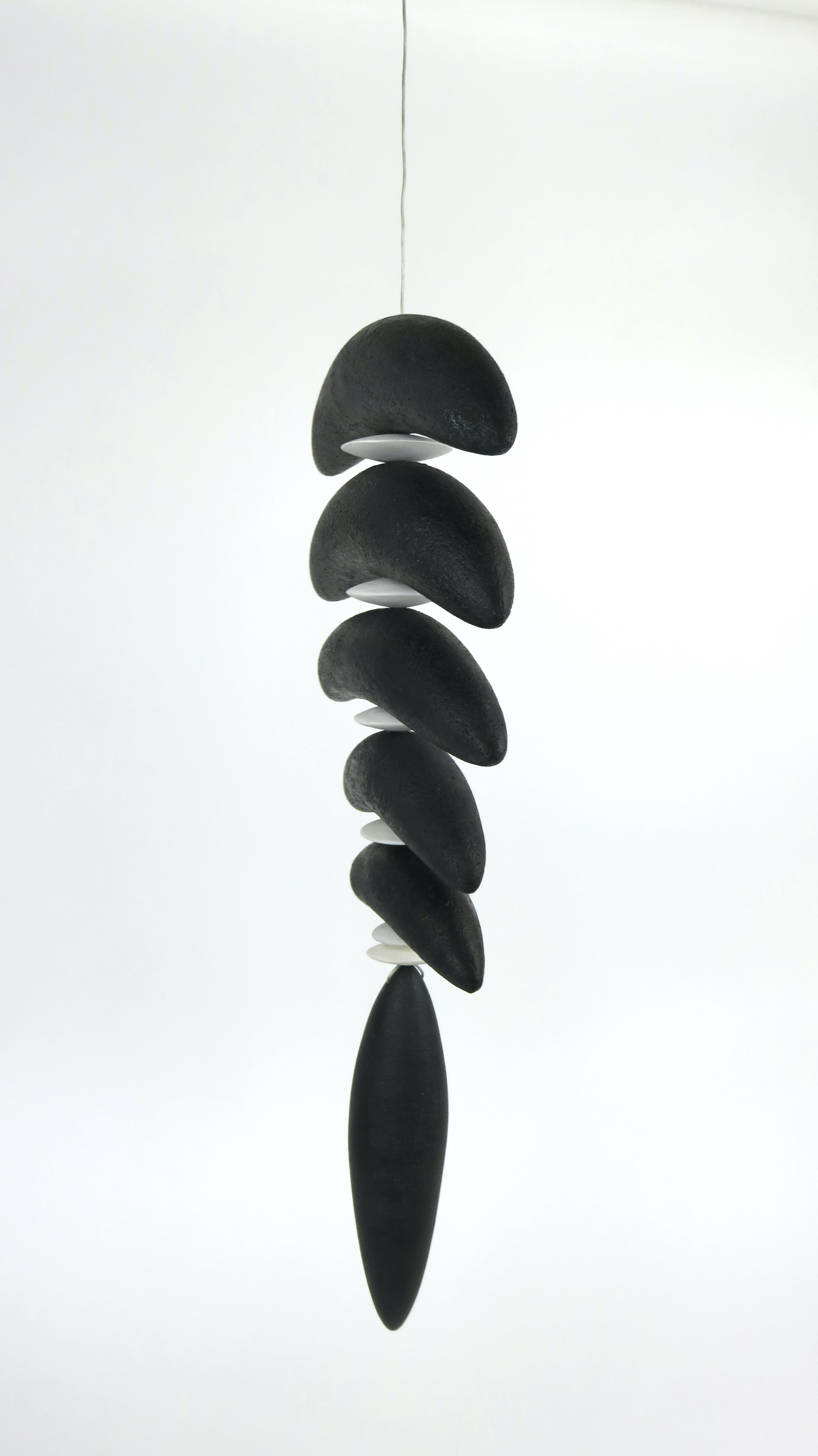 Hanging Rachis With Tail, handgefertigtes Keramik-Mobile, Steingut und Porzellan (Organische Moderne) im Angebot