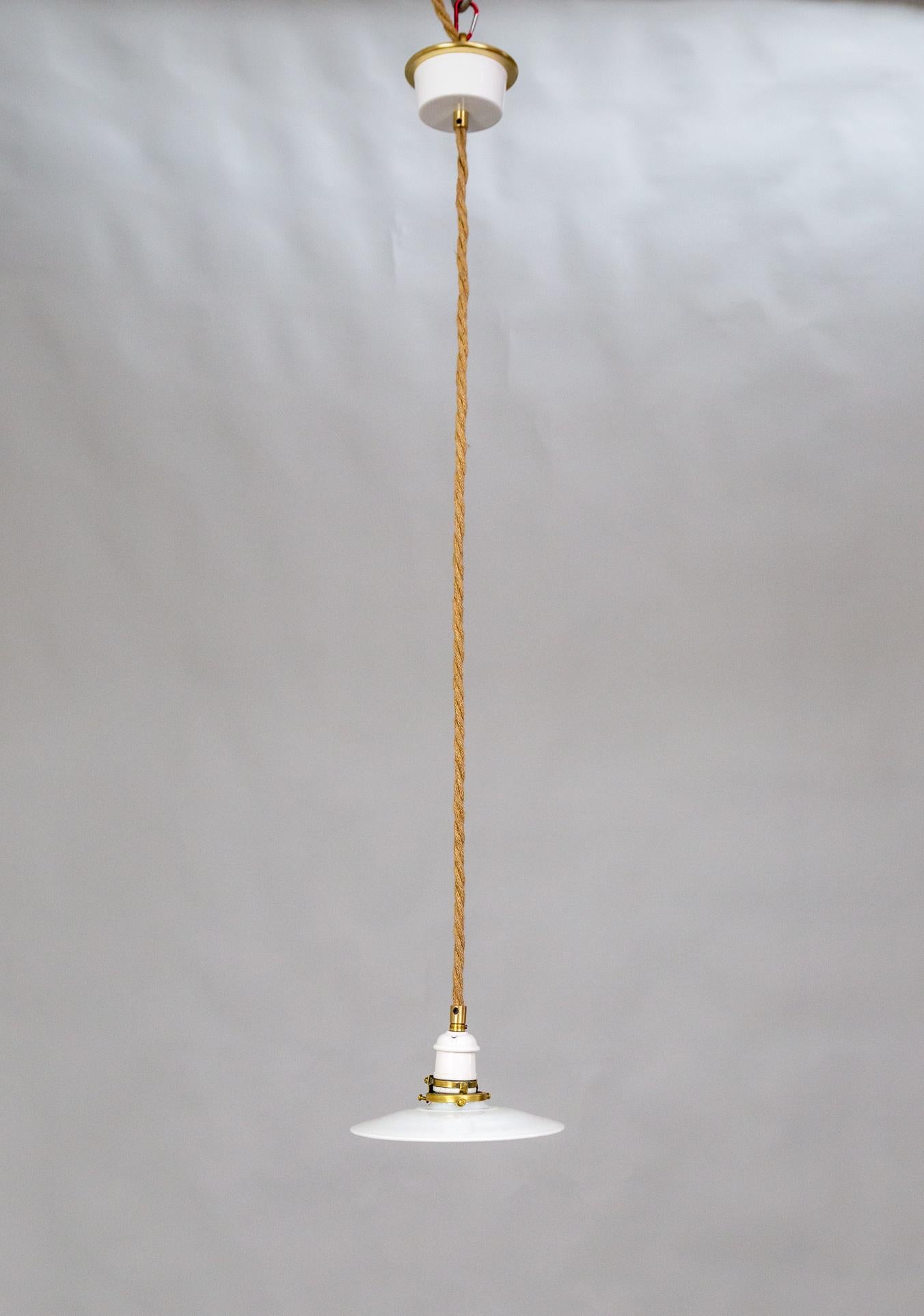 Una lampada a sospensione contemporanea con un cavo rivestito in corda, un piccolo paralume in vetro latte e un baldacchino in ceramica e ottone.  Lunghezza del Corde personalizzabile. 43