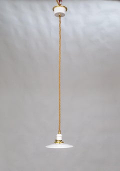 Hängeseilleuchte mit Milchglasschirm