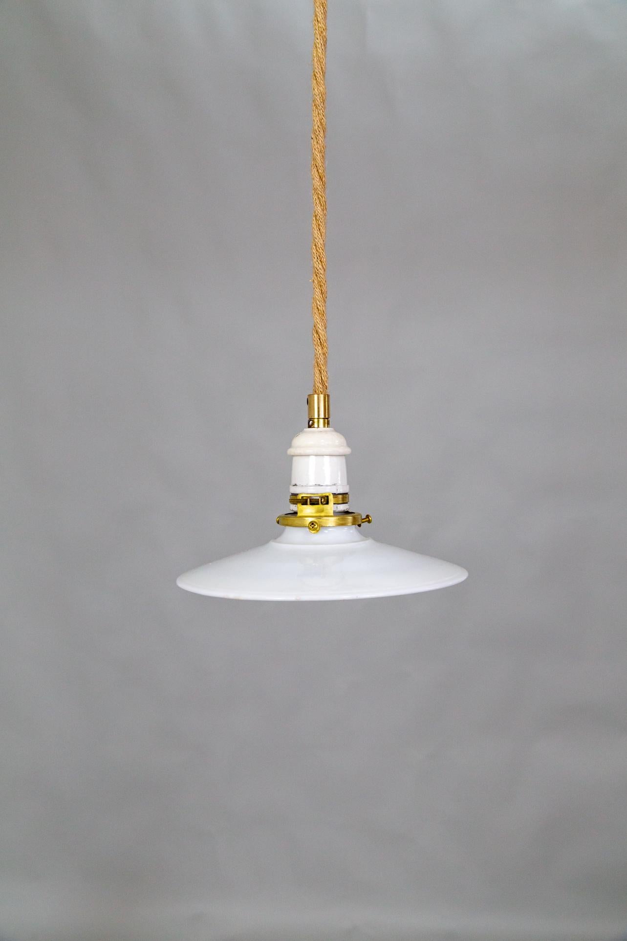 Lampada a corda sospesa con paralume in vetro lattiginoso In condizioni buone in vendita a San Francisco, CA