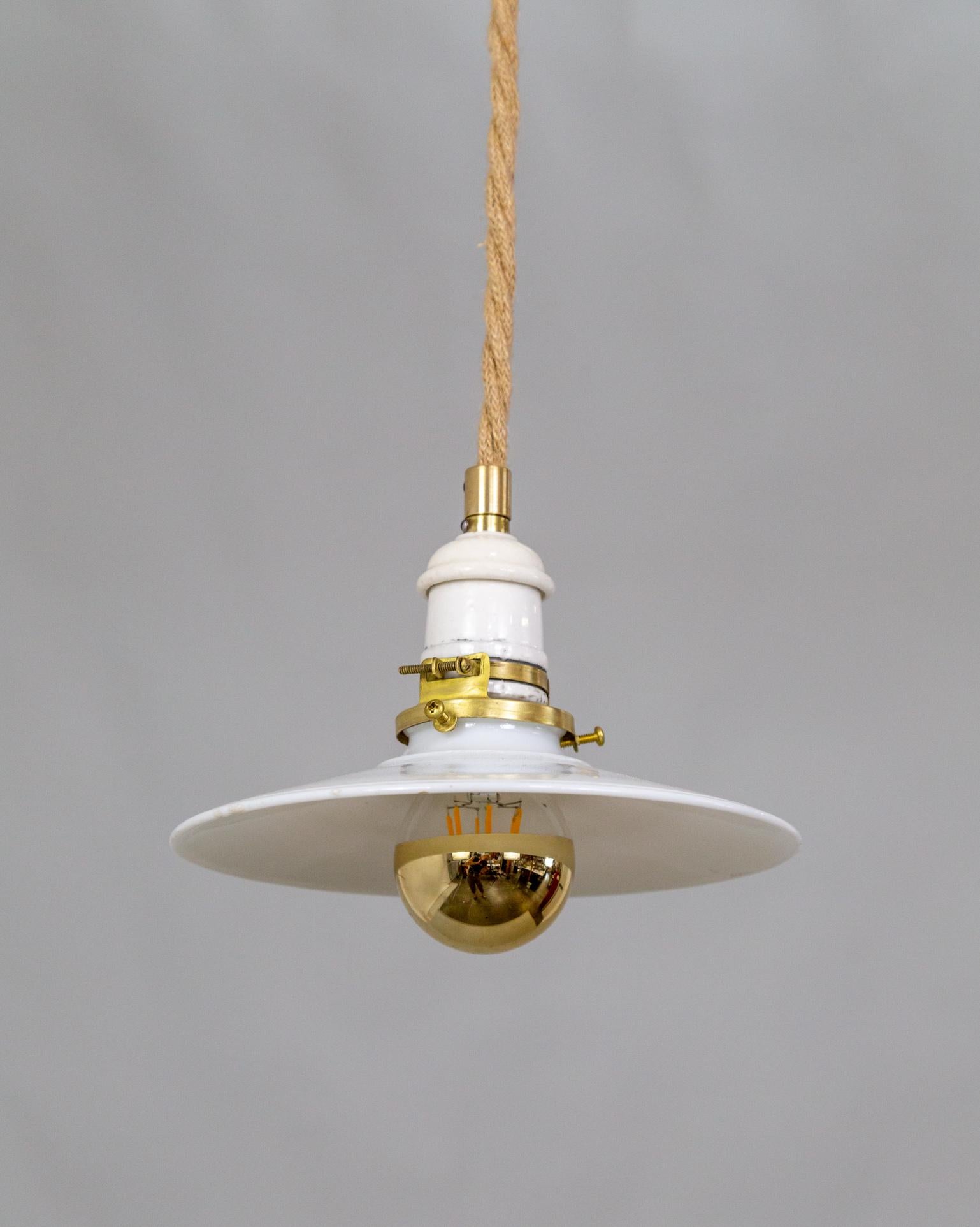 Moderno Lampada a corda sospesa con paralume in vetro lattiginoso in vendita