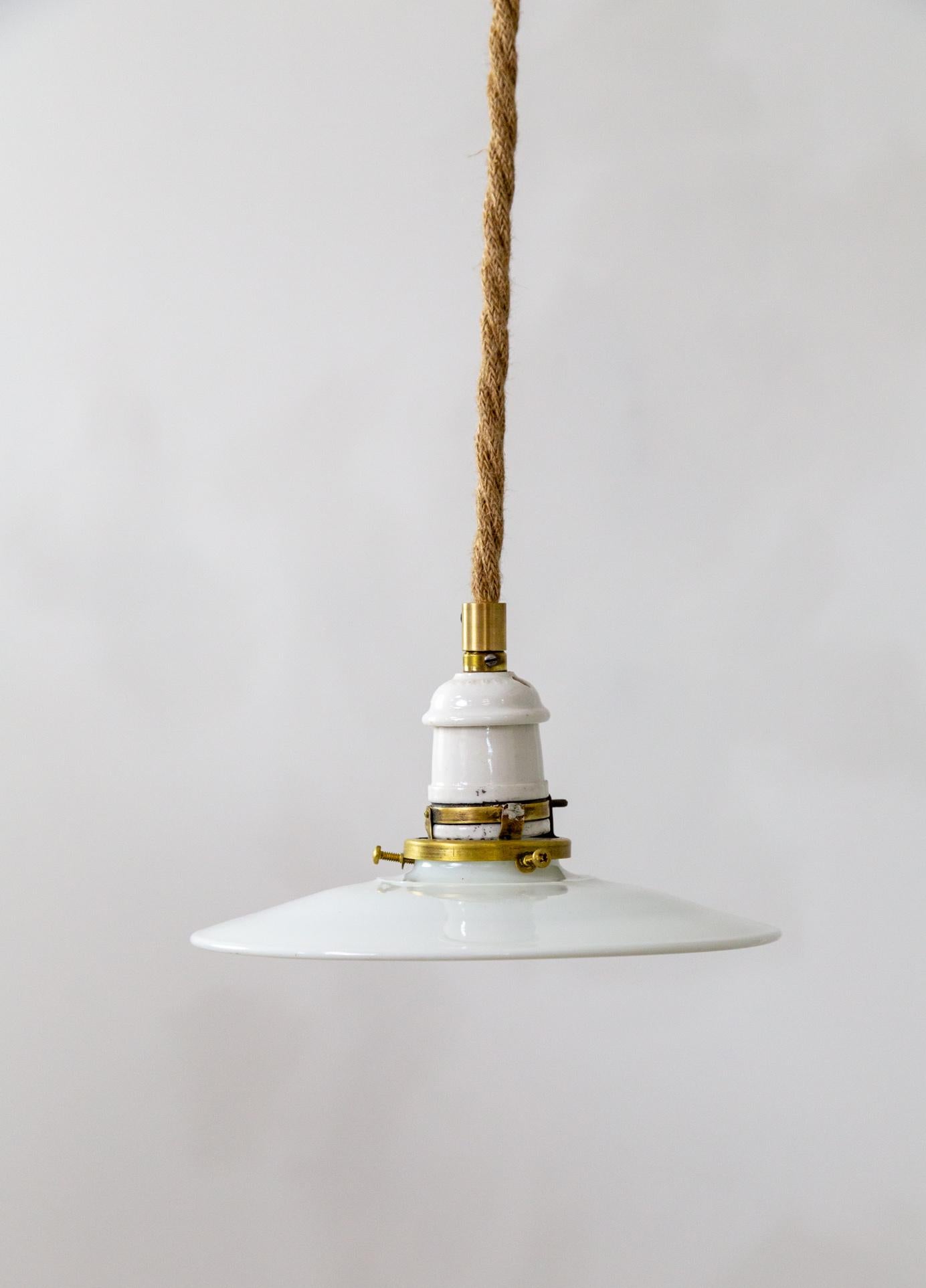 Lampada a corda sospesa con paralume in vetro lattiginoso In condizioni buone in vendita a San Francisco, CA