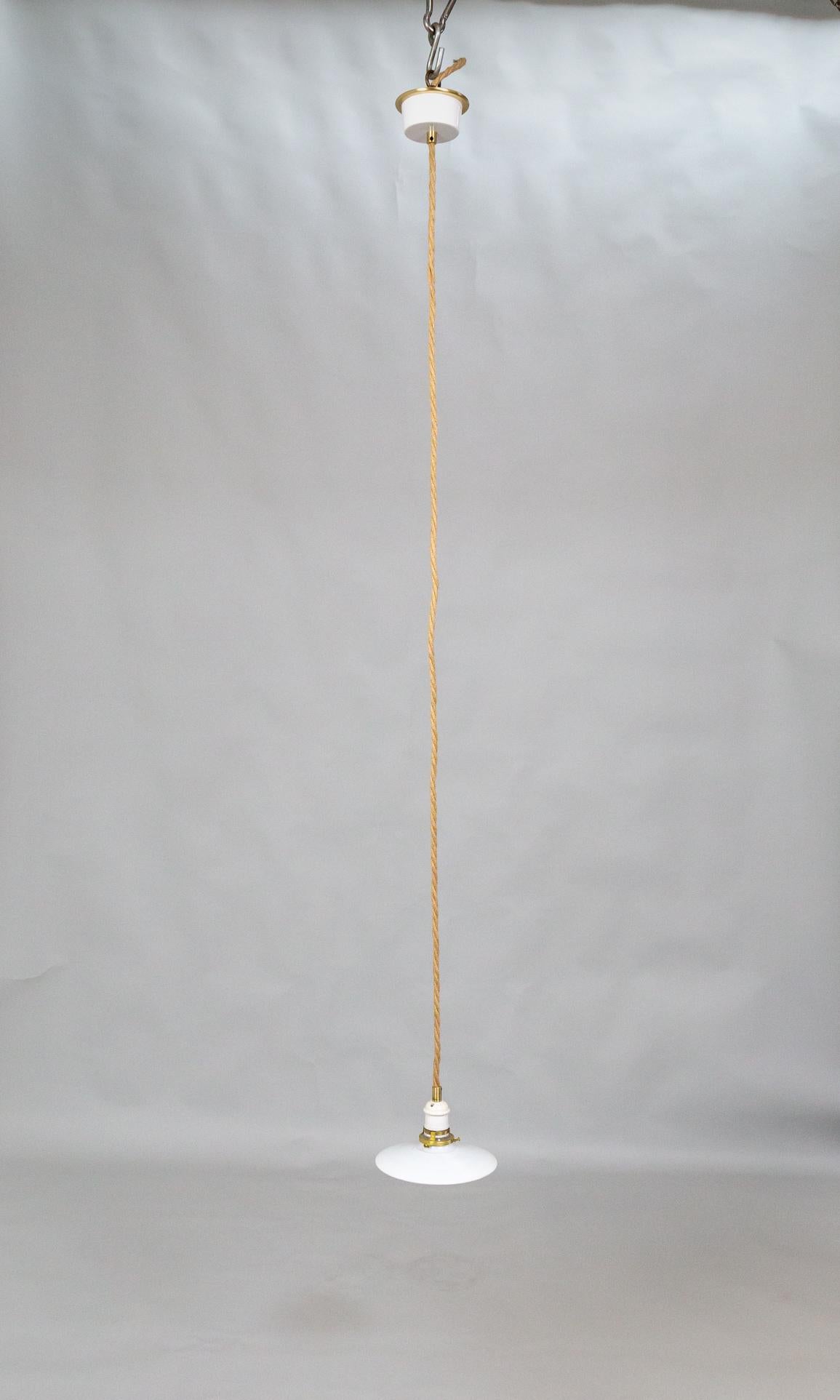 Lampada a corda sospesa con paralume in vetro lattiginoso In condizioni buone in vendita a San Francisco, CA