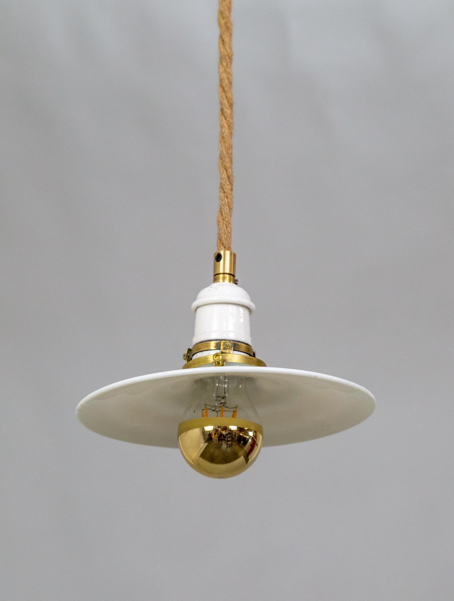 Ottone Lampada a corda sospesa con paralume in vetro lattiginoso in vendita