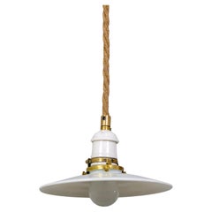 Lampada a corda sospesa con paralume in vetro lattiginoso