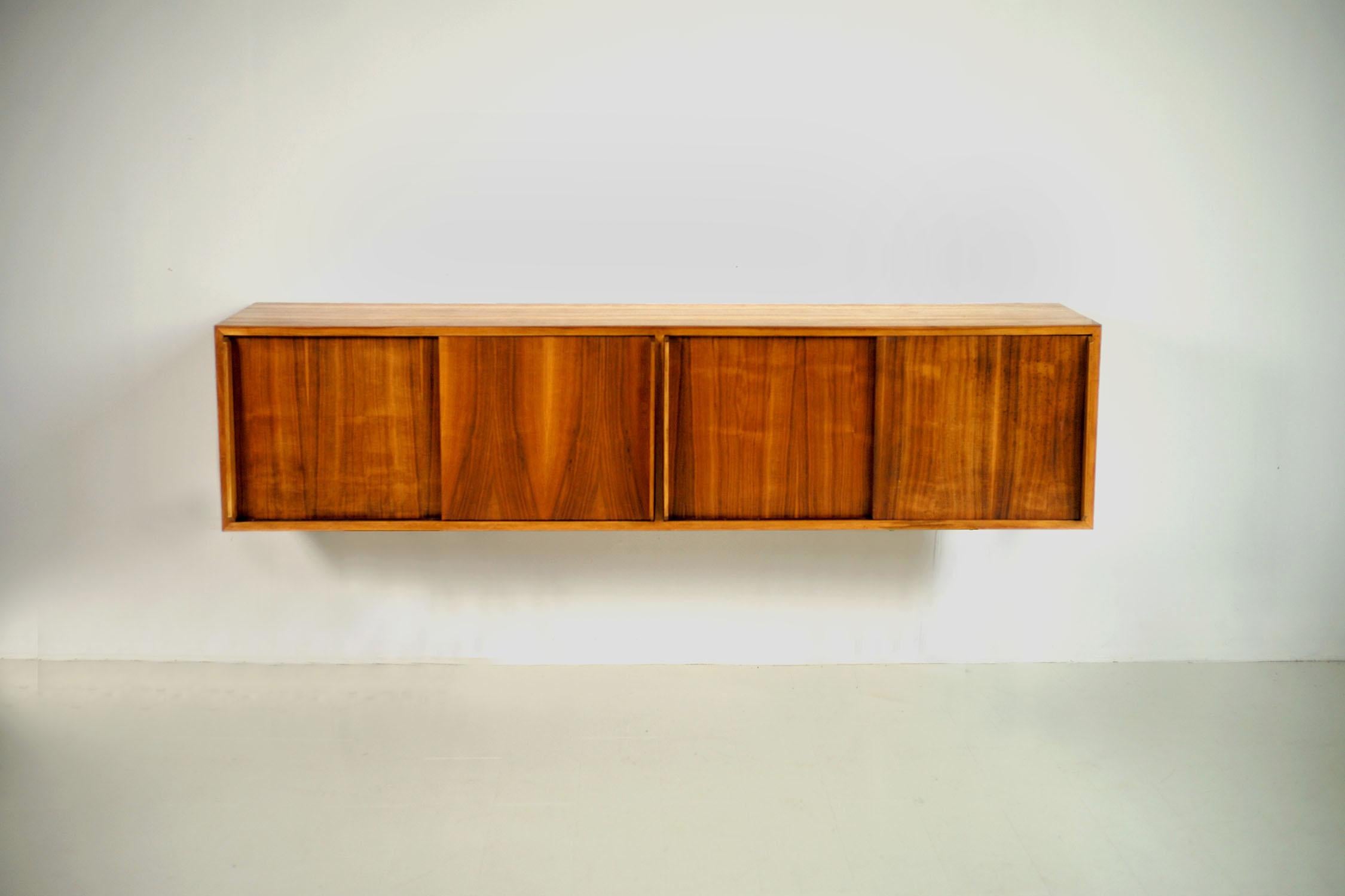 Hanging sideboard in flamed walnut, Italy 1955 In Good Condition For Sale In Catonvielle, FR