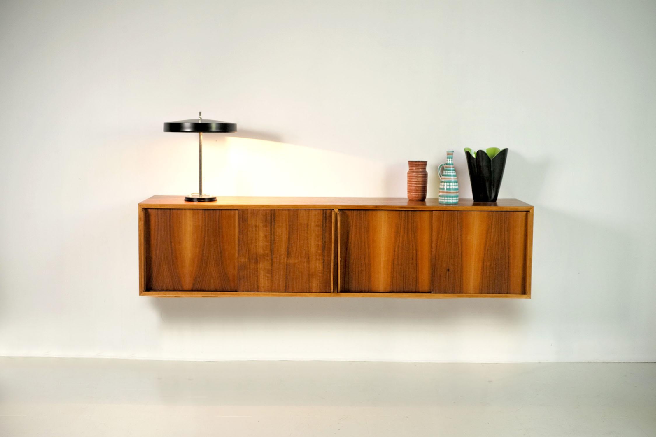 Hanging sideboard in flamed walnut, Italy 1955 In Good Condition In Catonvielle, FR
