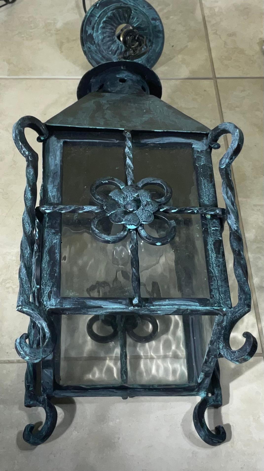 XX secolo Lanterna appesa in ferro massiccio - stile Mizner - bellezza forgiata a mano! in vendita