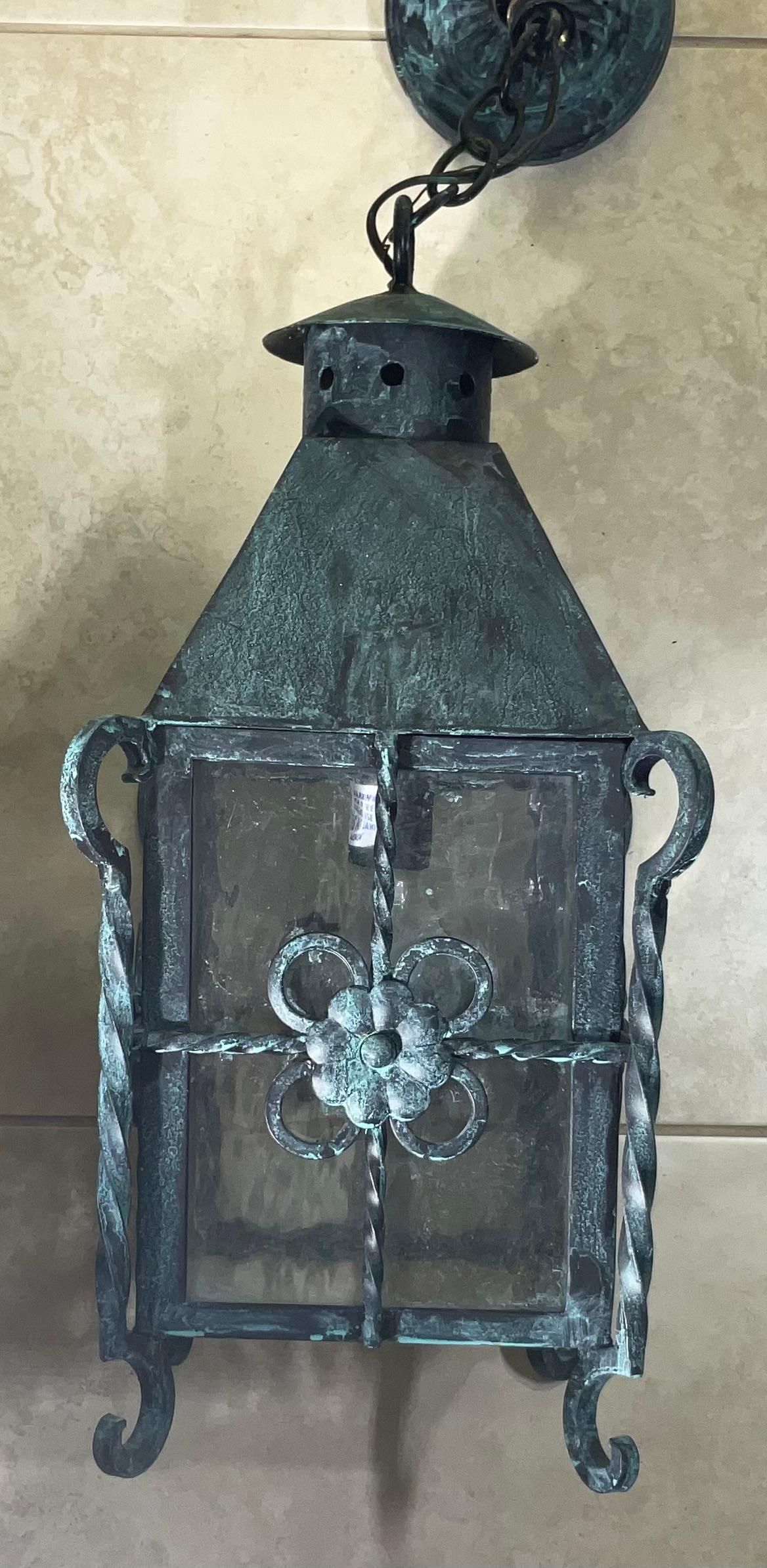 Vetro artistico Lanterna appesa in ferro massiccio - stile Mizner - bellezza forgiata a mano! in vendita