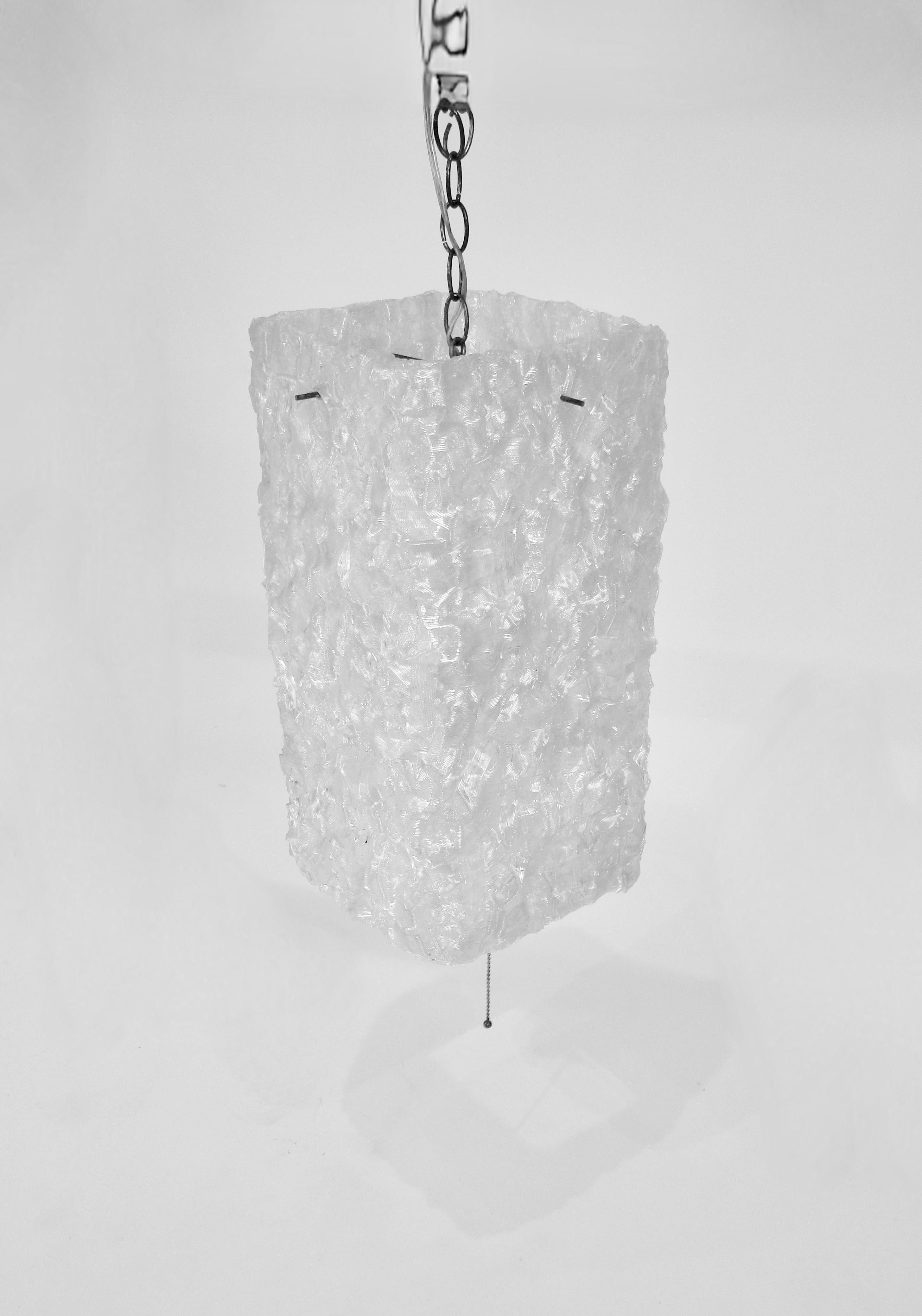 Mid-Century Modern Lampe carrée suspendue en plastique pressé blanc en forme de ruban en vente