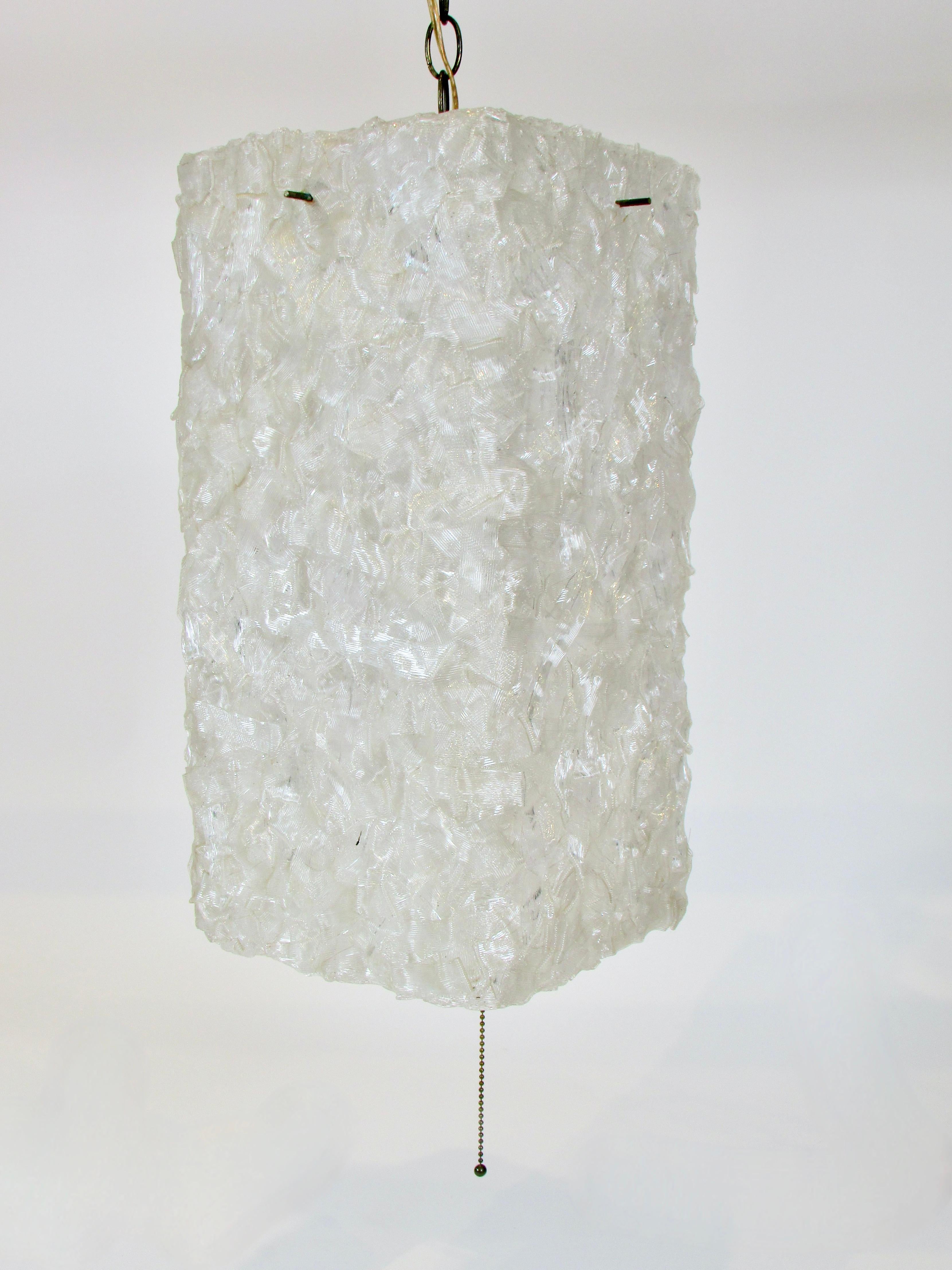 Américain Lampe carrée suspendue en plastique pressé blanc en forme de ruban en vente