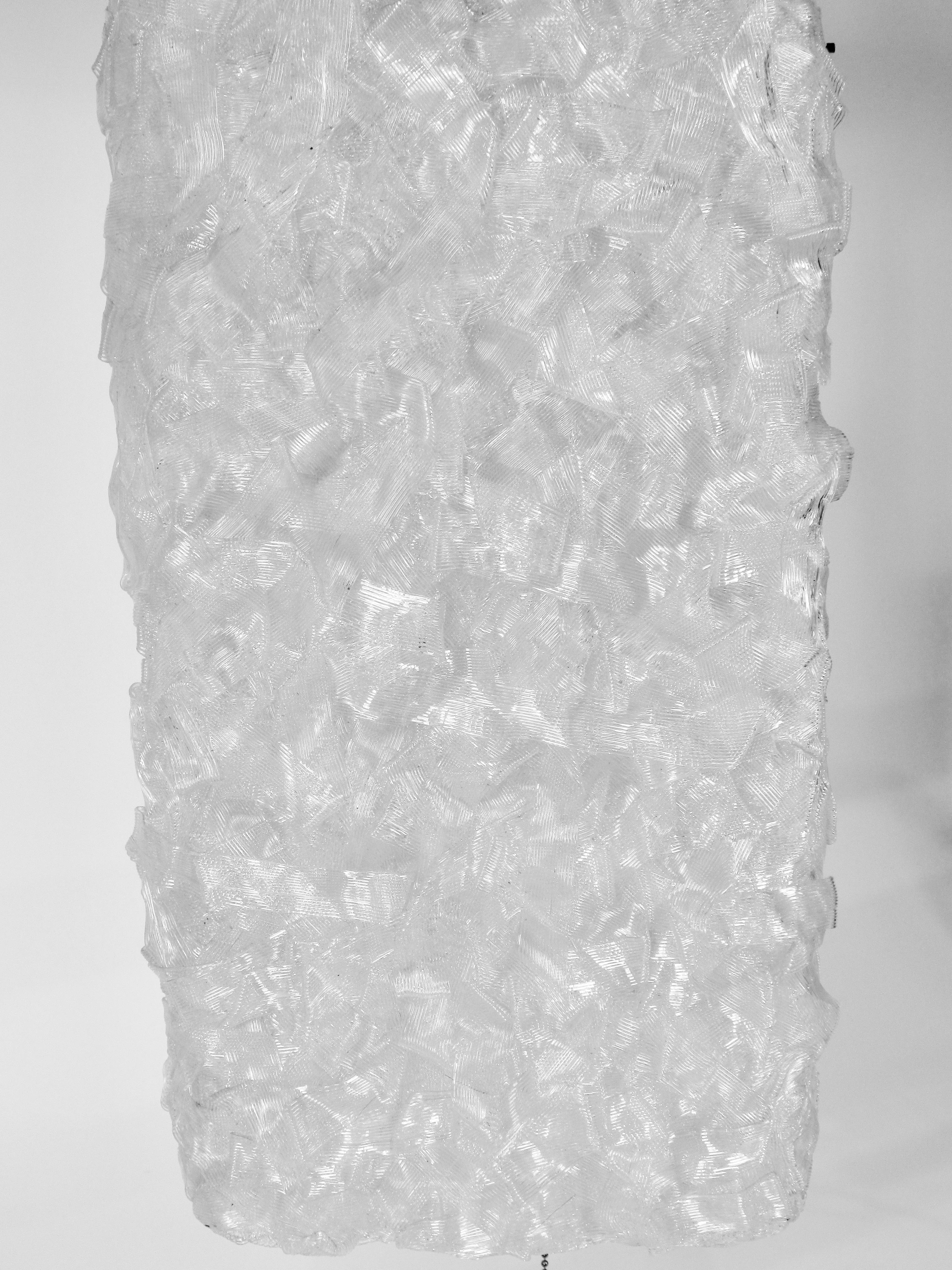 Pressé Lampe carrée suspendue en plastique pressé blanc en forme de ruban en vente