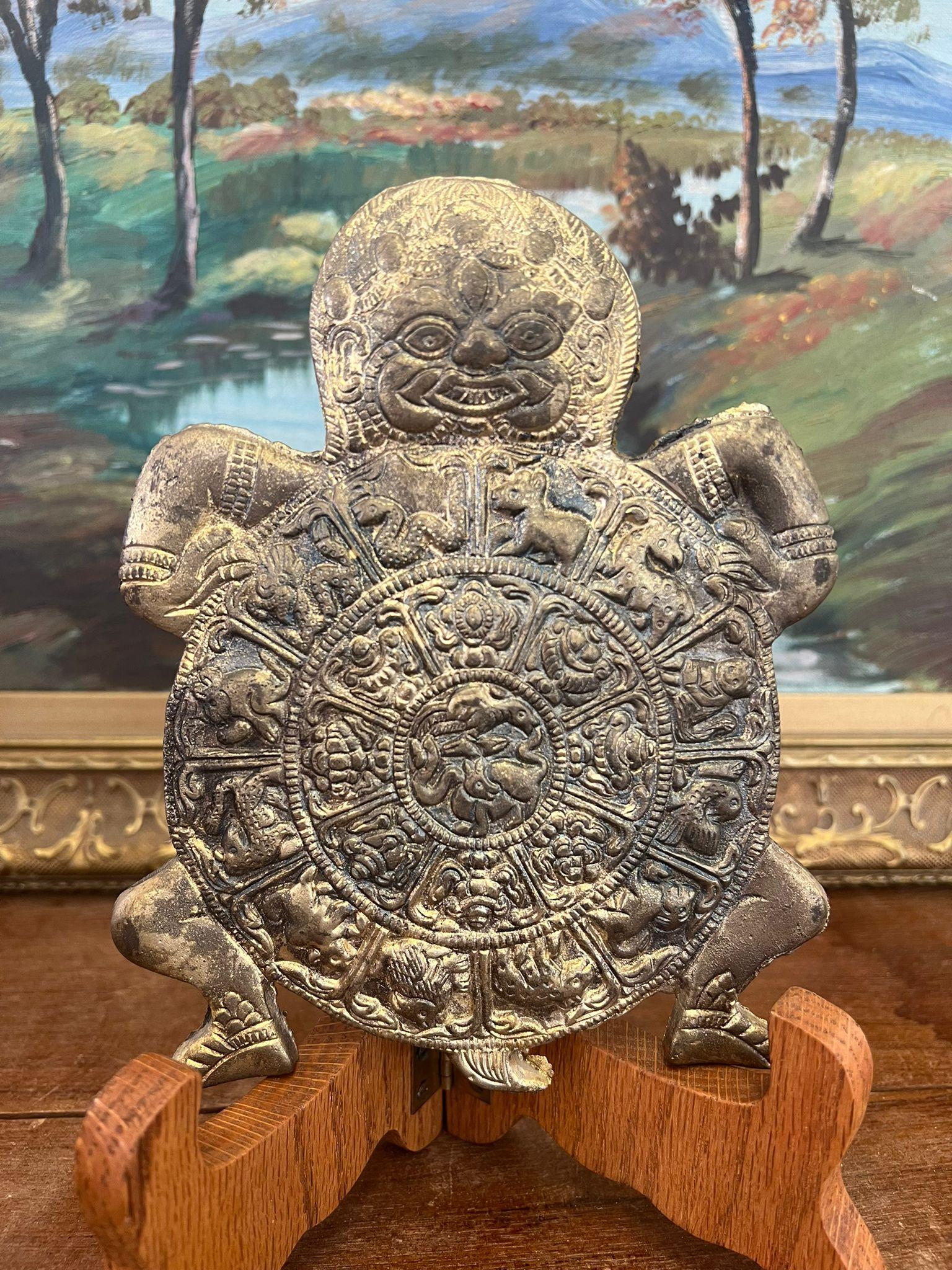  This Piece is a hanging wall art decorations. Possibly antique and possibly brass in material . The stand is not included. This Piece has nice patina and character. Vintage Condition as pictured. Listing is for described item only.

Dimensions 