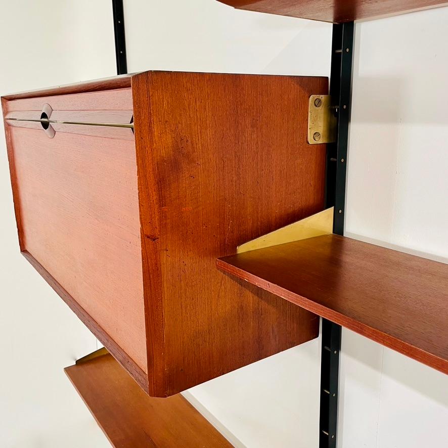 Hanging Wall Unit in Wood, Italy, 1960's In Good Condition For Sale In Brussels , BE