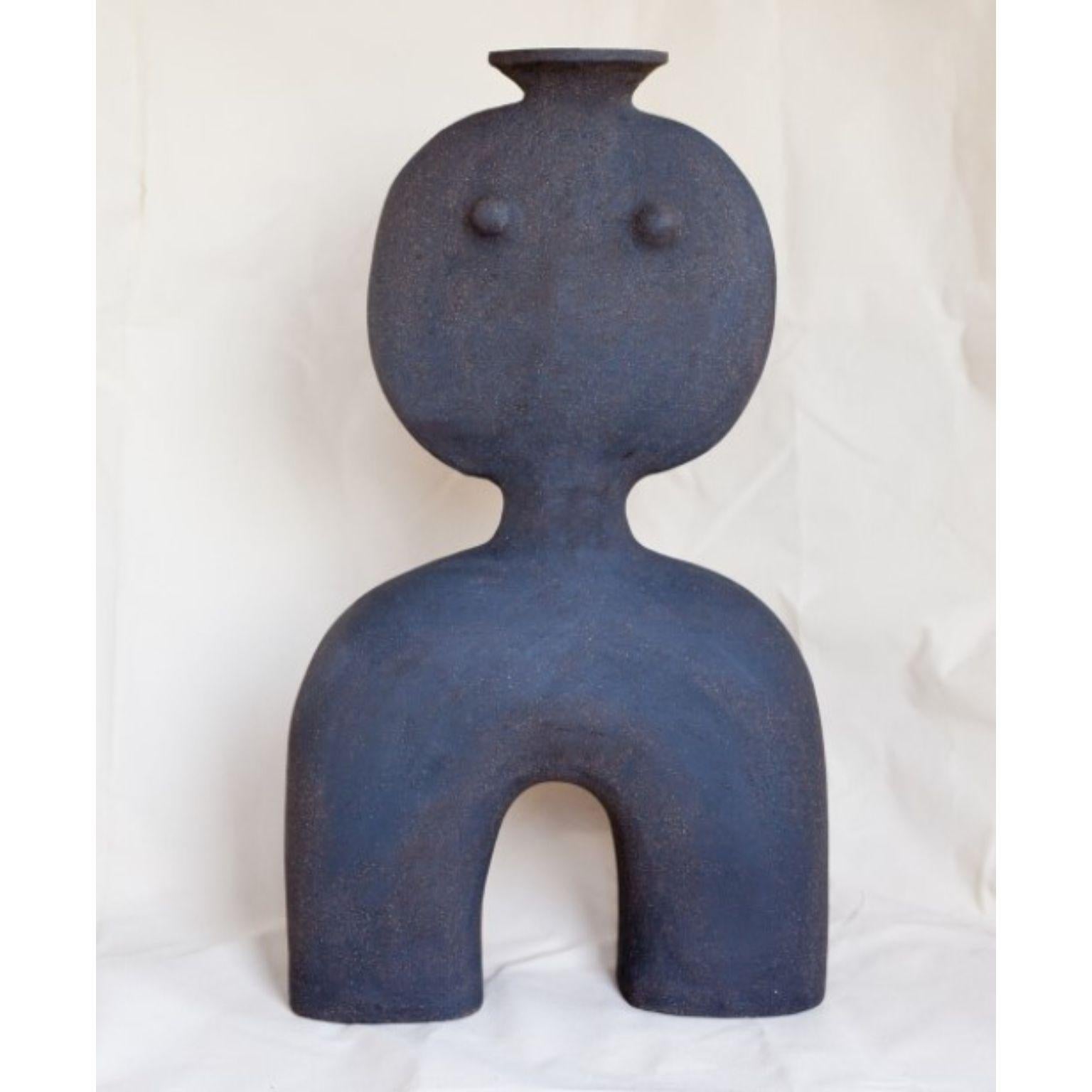 Escultura Guerrero Haniwa 15 de Noe Kuremoto
Materiales: Escultura de gres negro
Dimensiones: D11 x A33 x A57,5 cm 

Mi interpretación de la antigua figura de arcilla Haniwa.*
Durante años tuve miedo de convertirme en artista.
Temeroso de expresar