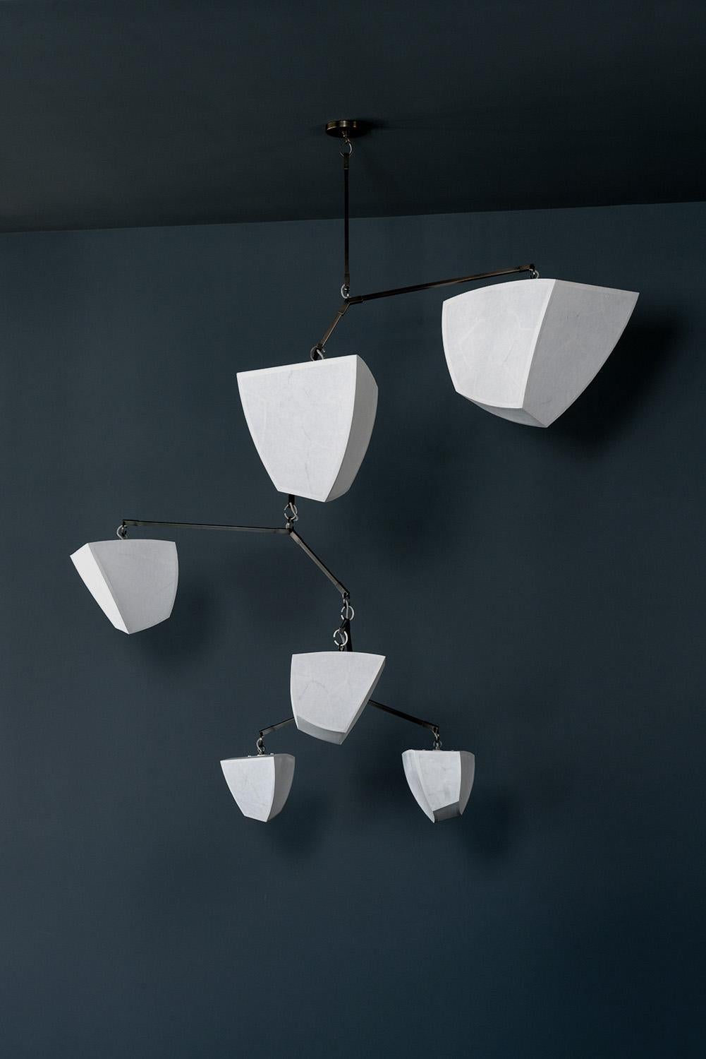 Hanji 6 V1 : ABCDFG - est un lustre mobile composé de 6 abat-jour lumineux en papier Hanji fait à la main en forme de polyèdres, disposés par ordre de taille. Nous pouvons fabriquer un appareil Mobil dans n'importe laquelle de nos configurations