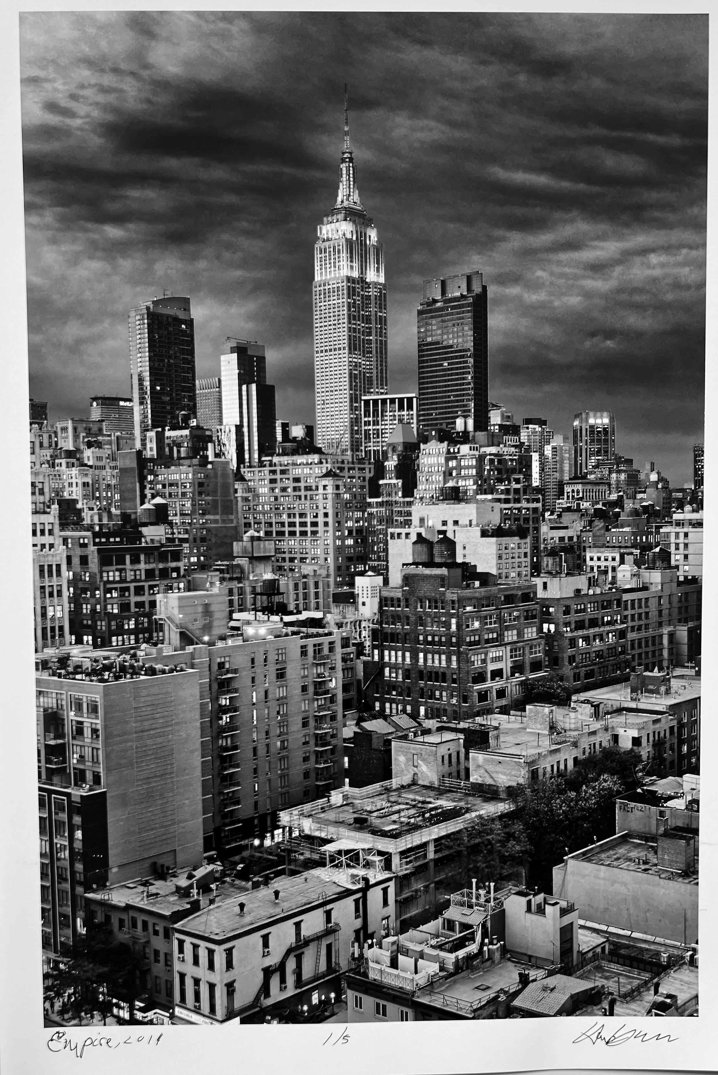 Empire, New York City, Dokumentar-Landschaftsfotografie in Schwarz-Weiß – Photograph von Hank Gans