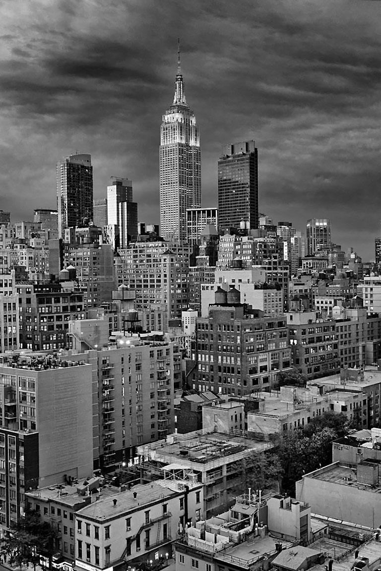 Empire, New York City, Dokumentar-Landschaftsfotografie in Schwarz-Weiß