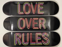Set aus drei bedruckten Skateboards aus Seide mit Regeln von Hank Willis Thomas Love Over Rules