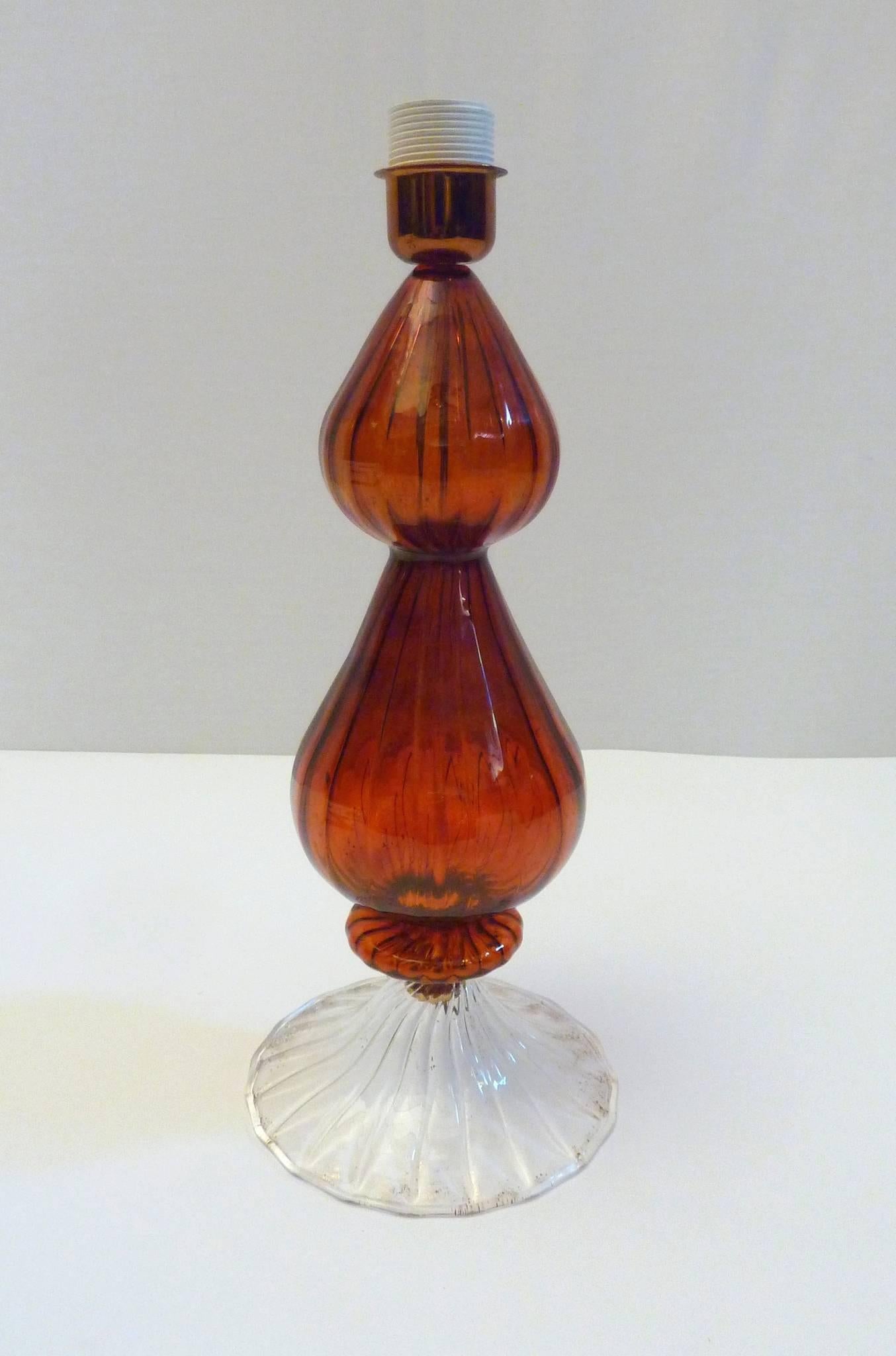 Lampe de table en verre de Murano faite à la main, en verre ambré et transparent avec des mouchetures dorées dans la base. Livré avec un abat-jour en coton blanc tout neuf. La hauteur totale avec l'abat-jour est de 60 cm. Le diamètre de l'abat-jour