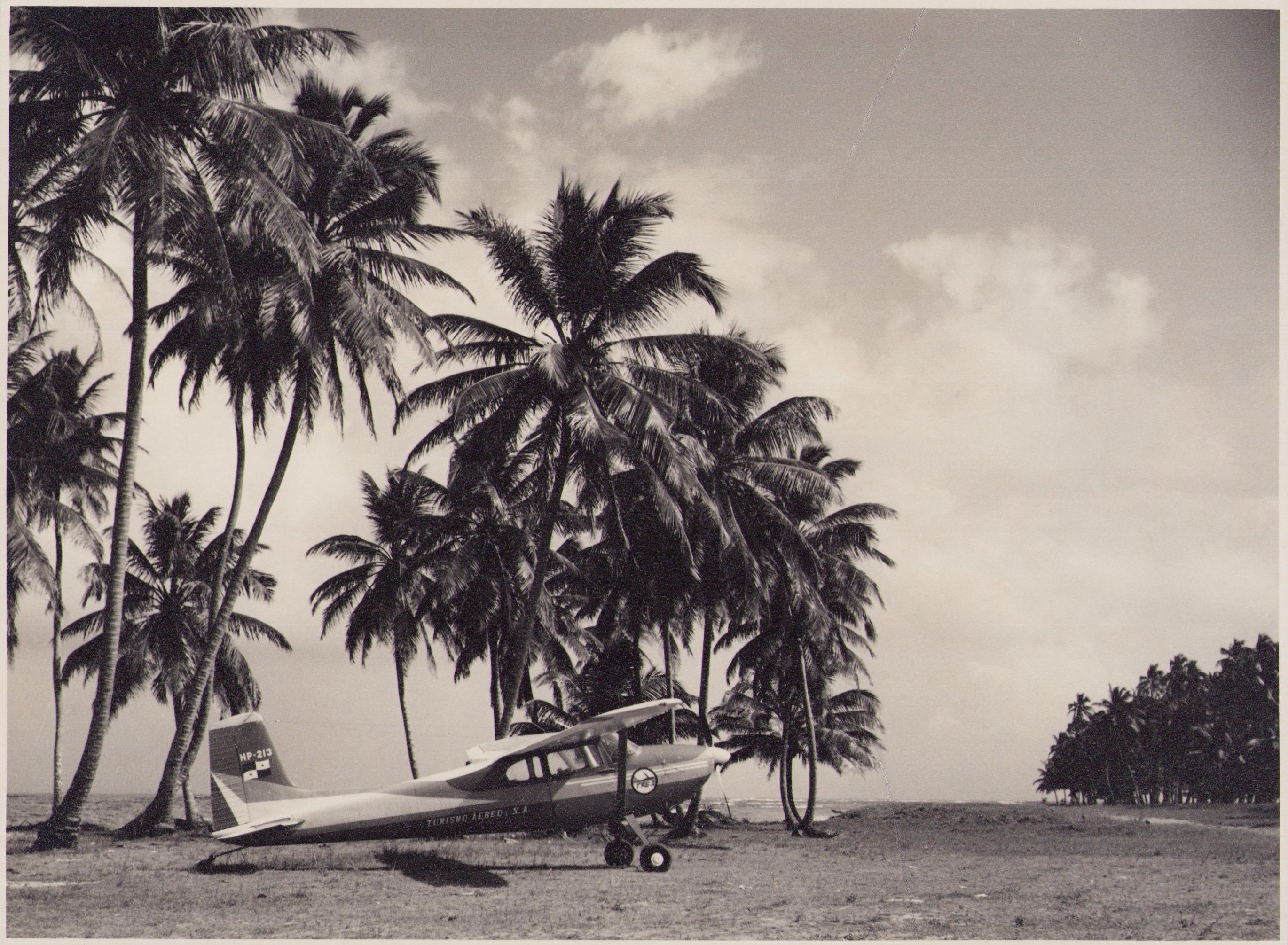 Hanna Seidel Portrait Photograph - Panama, Airplane, Black and White Photography, 1960s, 17, 2 x 23, 2 cm