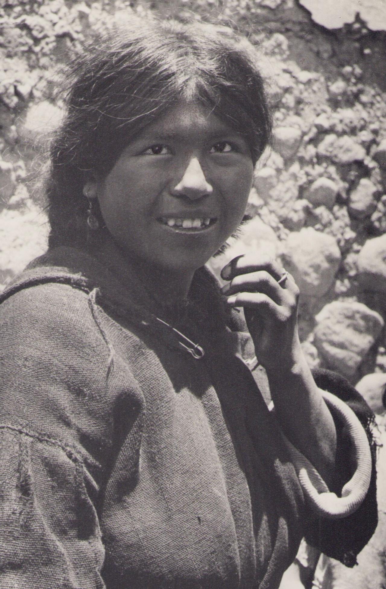 Bolivia, Potos, Mädchen, Schwarz-Weiß-Fotografie, 1960er Jahre, 23,5 x 17,4 cm – Photograph von Hanna Seidel