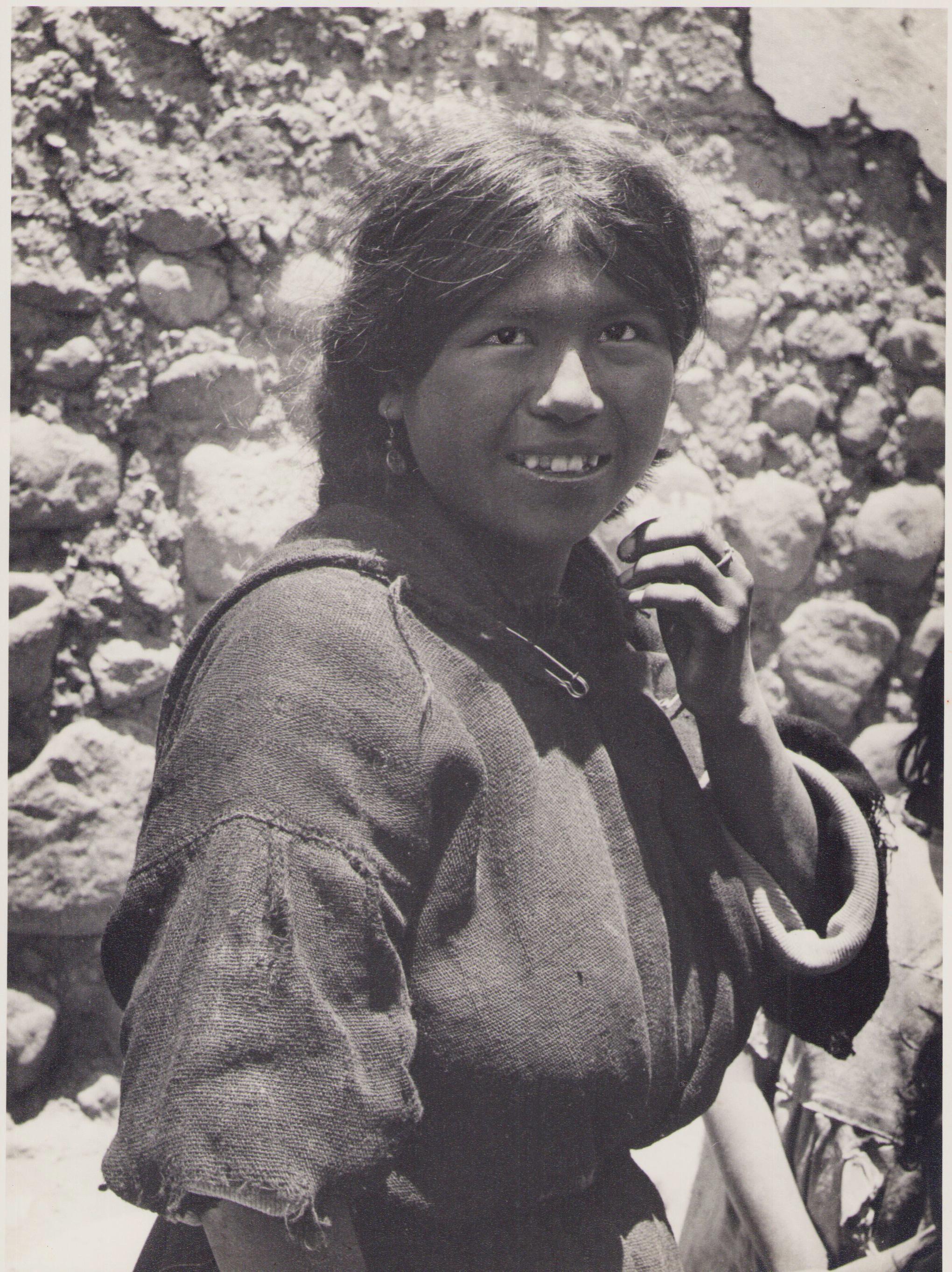 Hanna Seidel Black and White Photograph – Bolivia, Potos, Mädchen, Schwarz-Weiß-Fotografie, 1960er Jahre, 23,5 x 17,4 cm