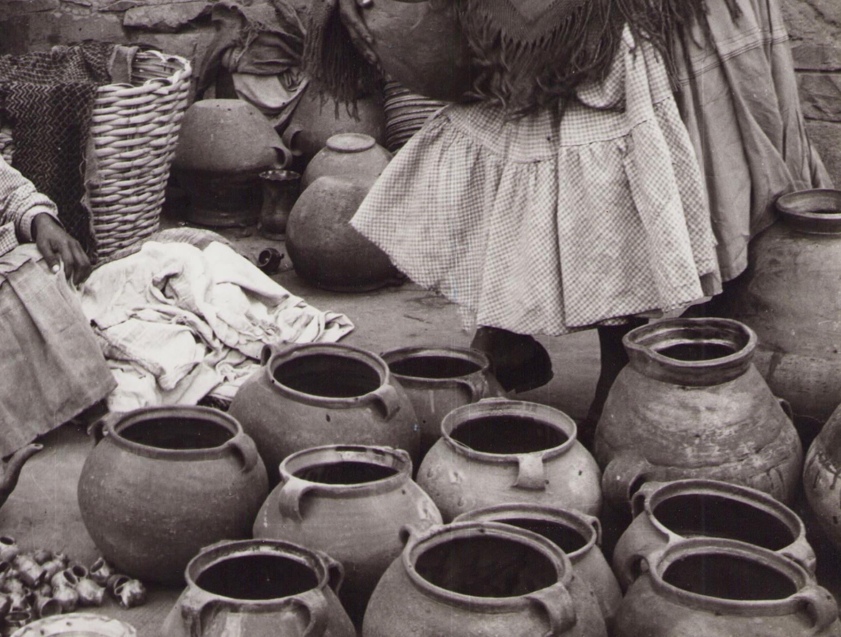 Bolivia, Frau, Markt, Schwarz-Weiß-Fotografie, 1960er Jahre, 24,2 x 24,1 cm (Moderne), Photograph, von Hanna Seidel