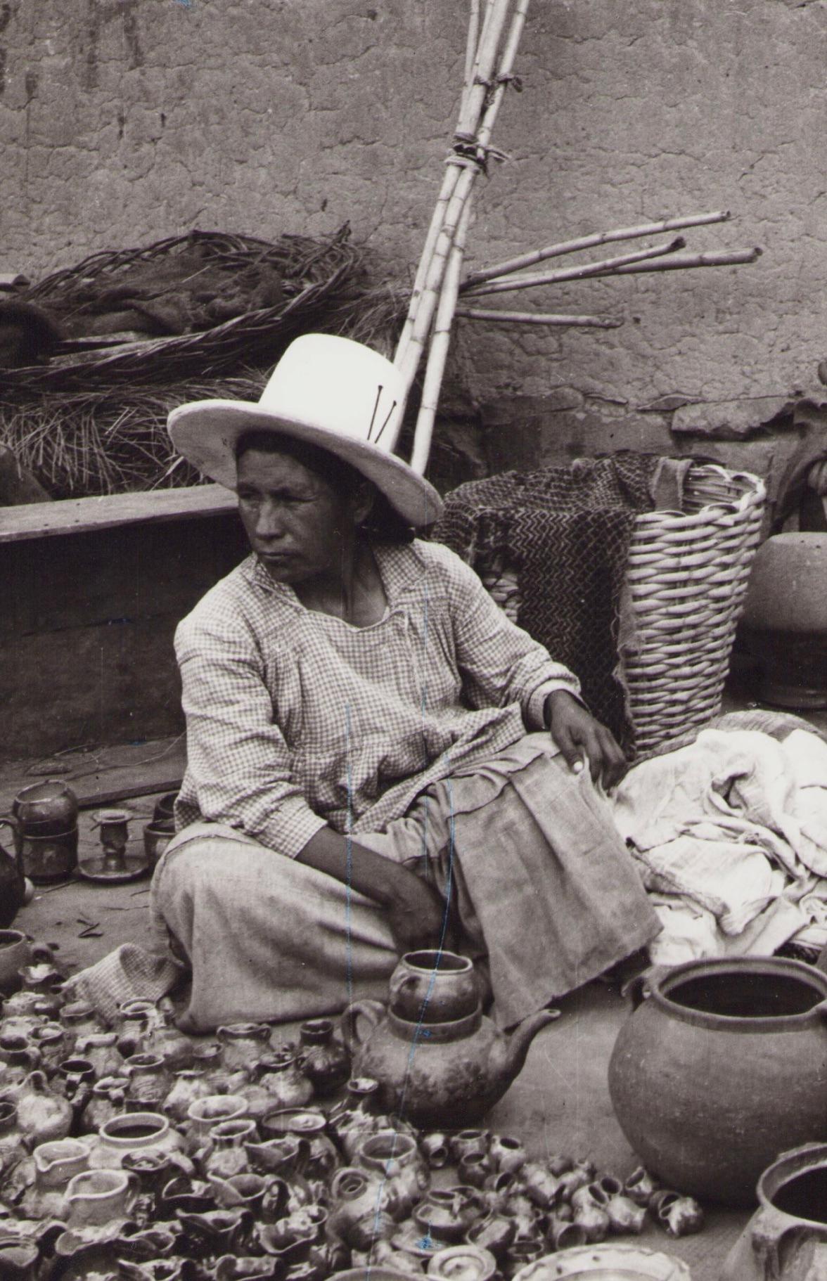 Bolivia, Frau, Markt, Schwarz-Weiß-Fotografie, 1960er Jahre, 24,2 x 24,1 cm – Photograph von Hanna Seidel