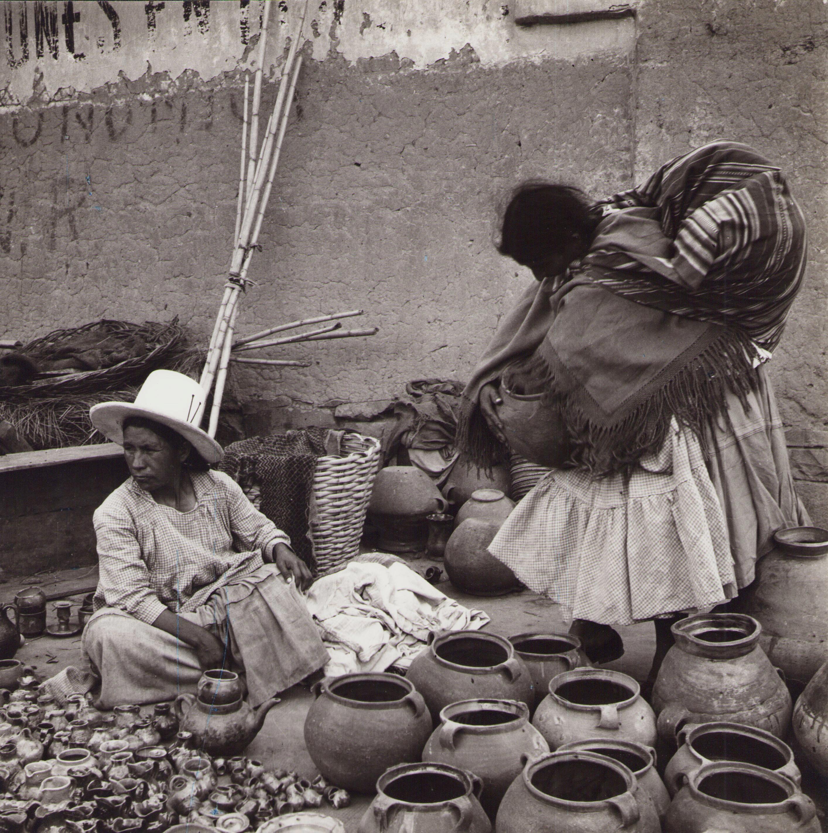 Hanna Seidel Portrait Photograph – Bolivia, Frau, Markt, Schwarz-Weiß-Fotografie, 1960er Jahre, 24,2 x 24,1 cm