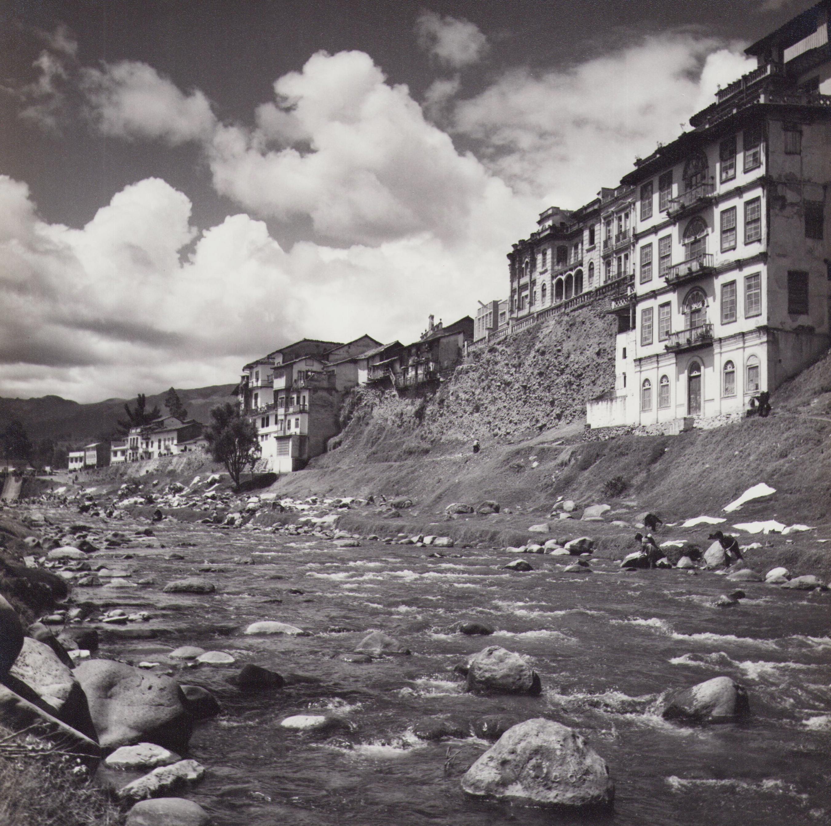 Équateur, bâtiments, photographie en noir et blanc, années 1960, 23 x 23,1 cm - Photograph de Hanna Seidel