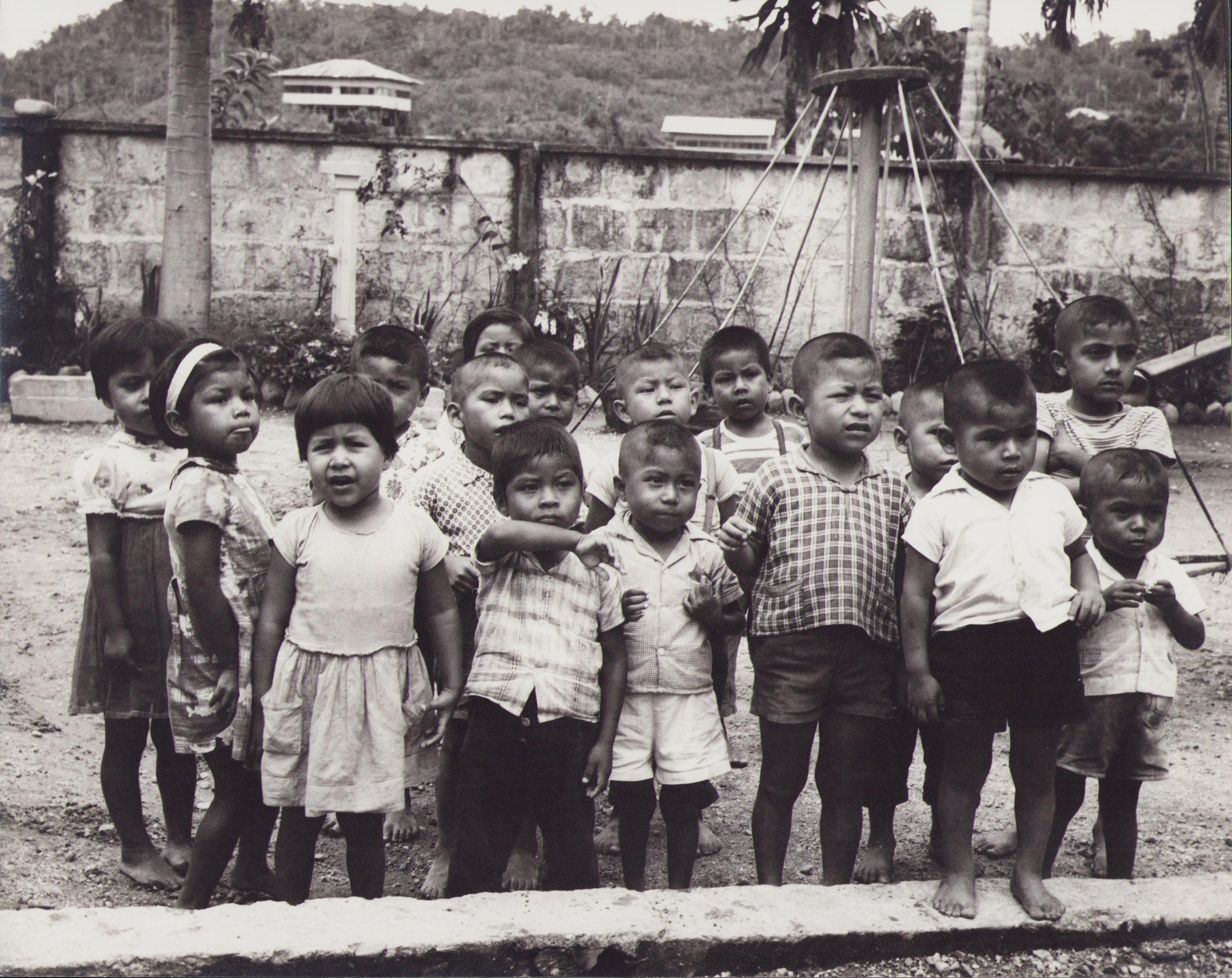Hanna Seidel Portrait Photograph - Ecuador, Children, Tena, Black and White Photography, 1960s, 23, 3 x 29, 3 cm