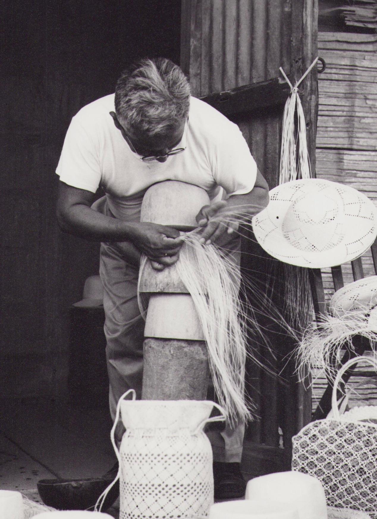 Ecuador, Handarbeit, Schwarz-Weiß-Fotografie, 1960er Jahre, 26 x 23 cm – Photograph von Hanna Seidel