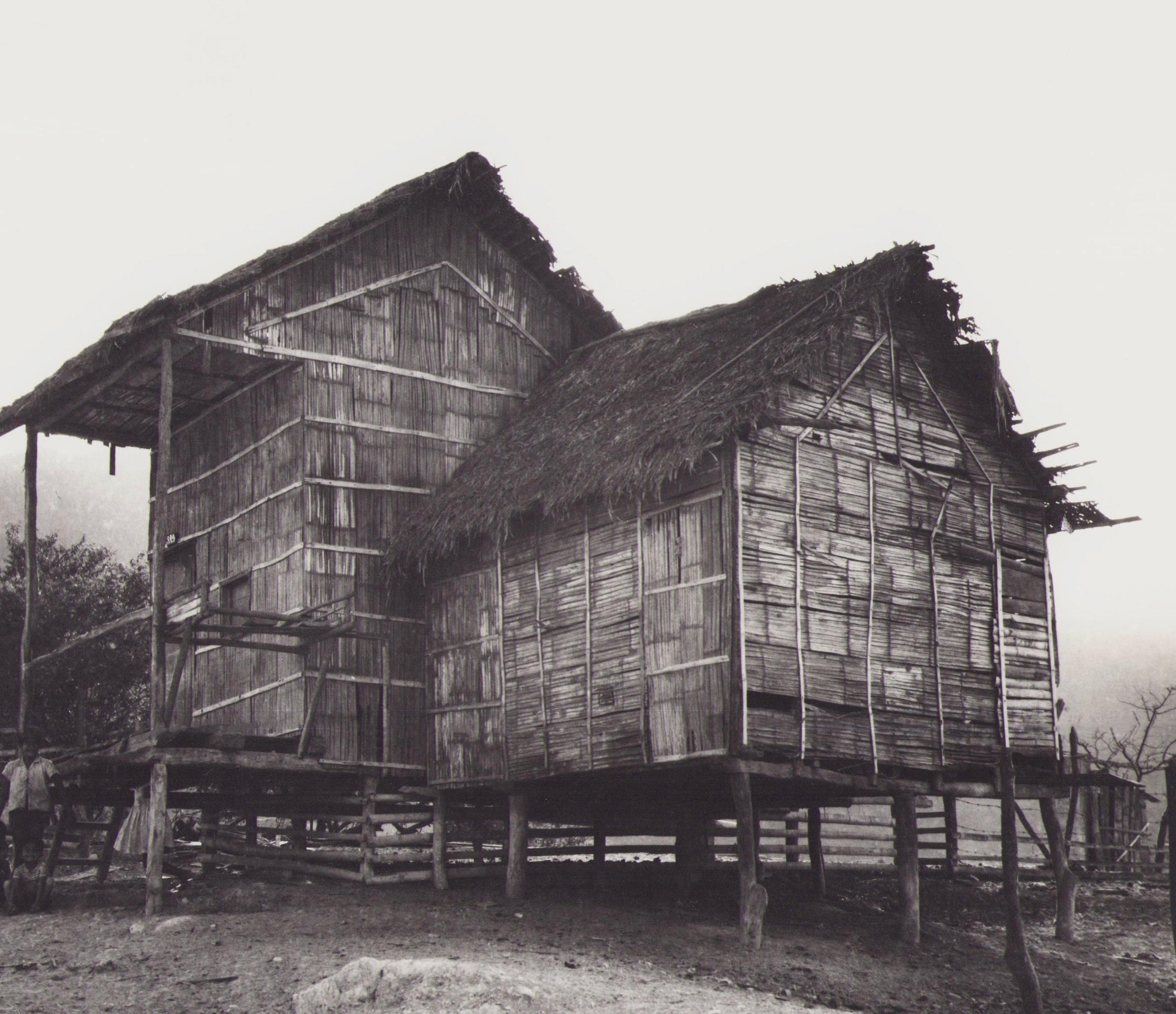 Équateur, Maison, photographie en noir et blanc, années 1960, 23,5 x 26,7 cm - Photograph de Hanna Seidel