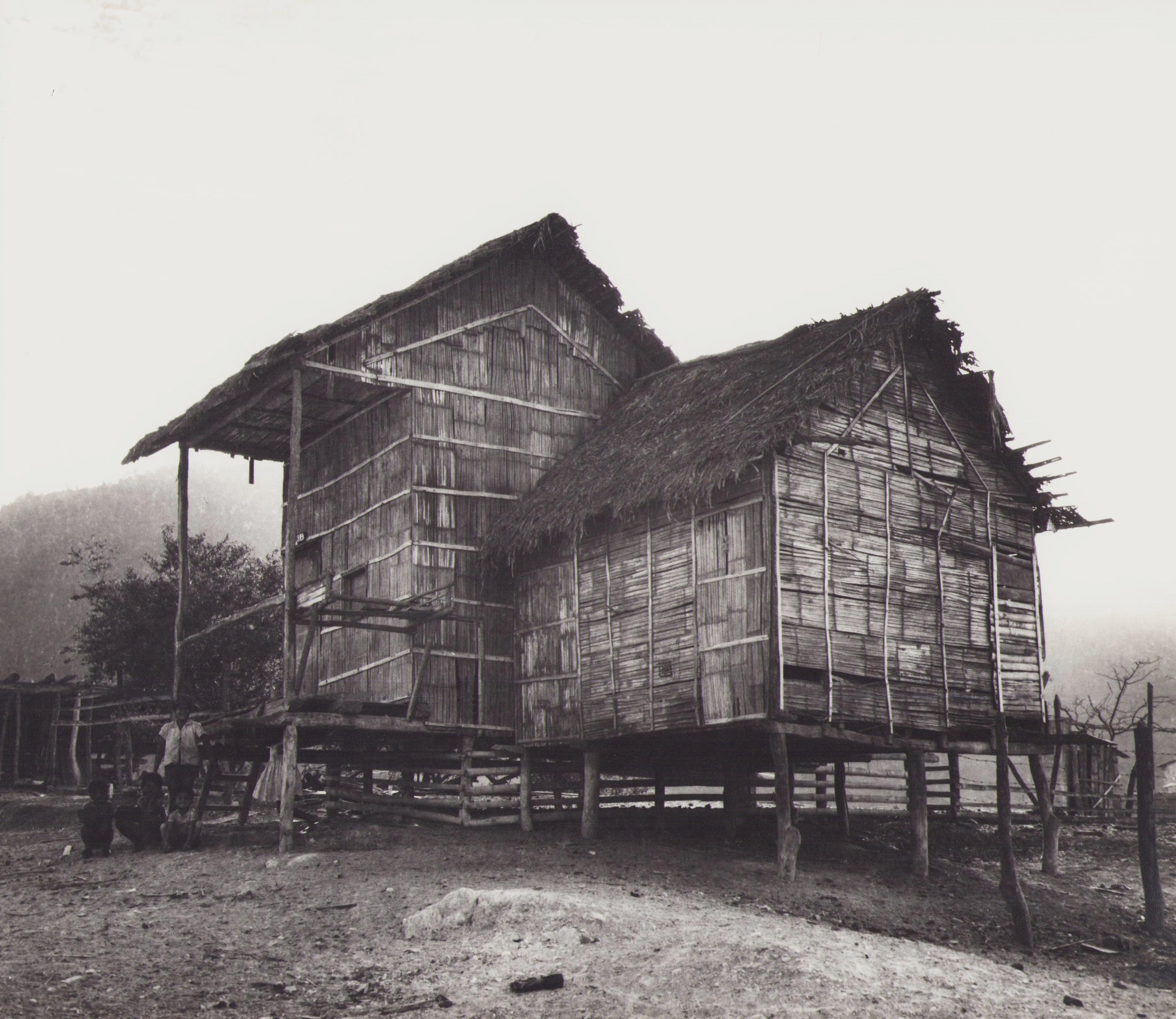 Black and White Photograph Hanna Seidel - Équateur, Maison, photographie en noir et blanc, années 1960, 23,5 x 26,7 cm