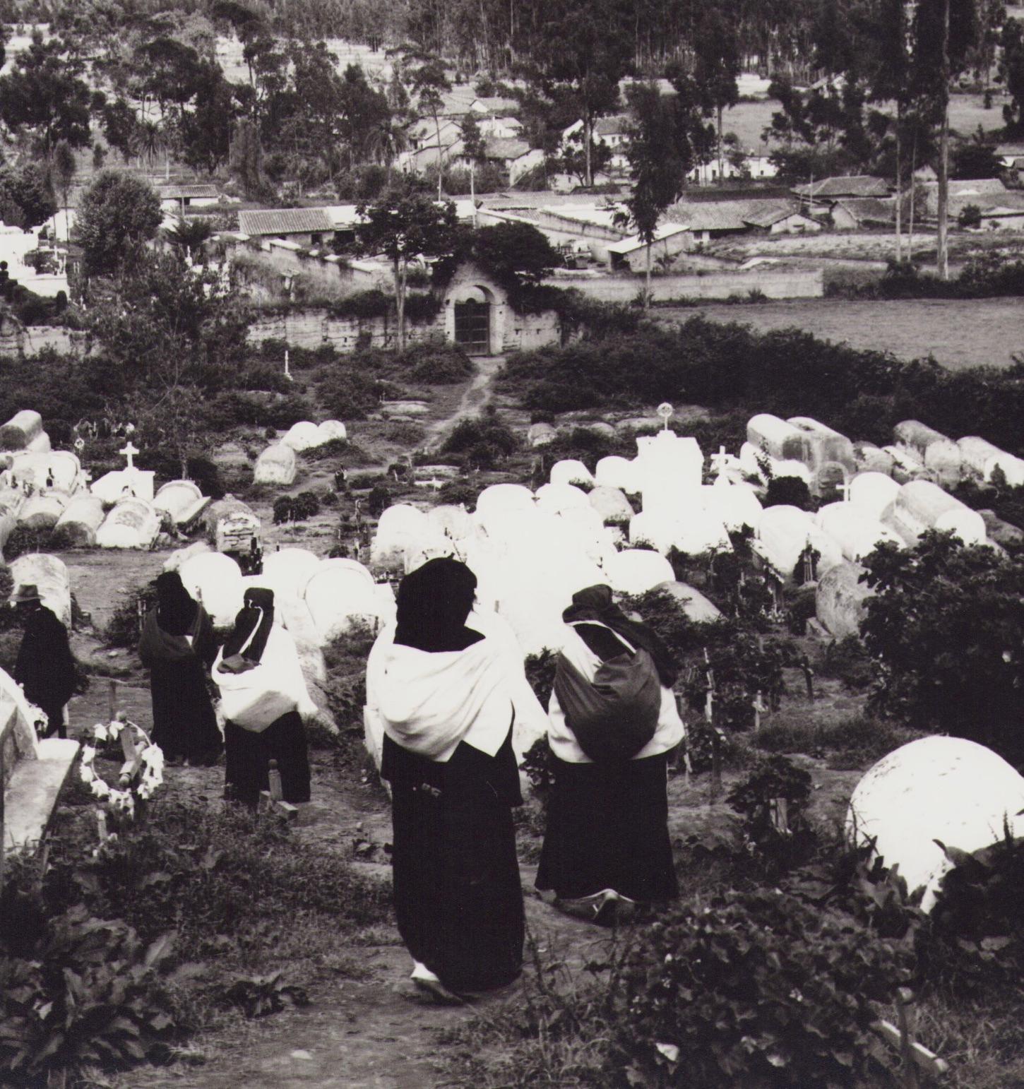 Équateur, indigène, cimentaire, photographie en noir et blanc, années 1960, 28,3 x 20,4 cm - Photograph de Hanna Seidel
