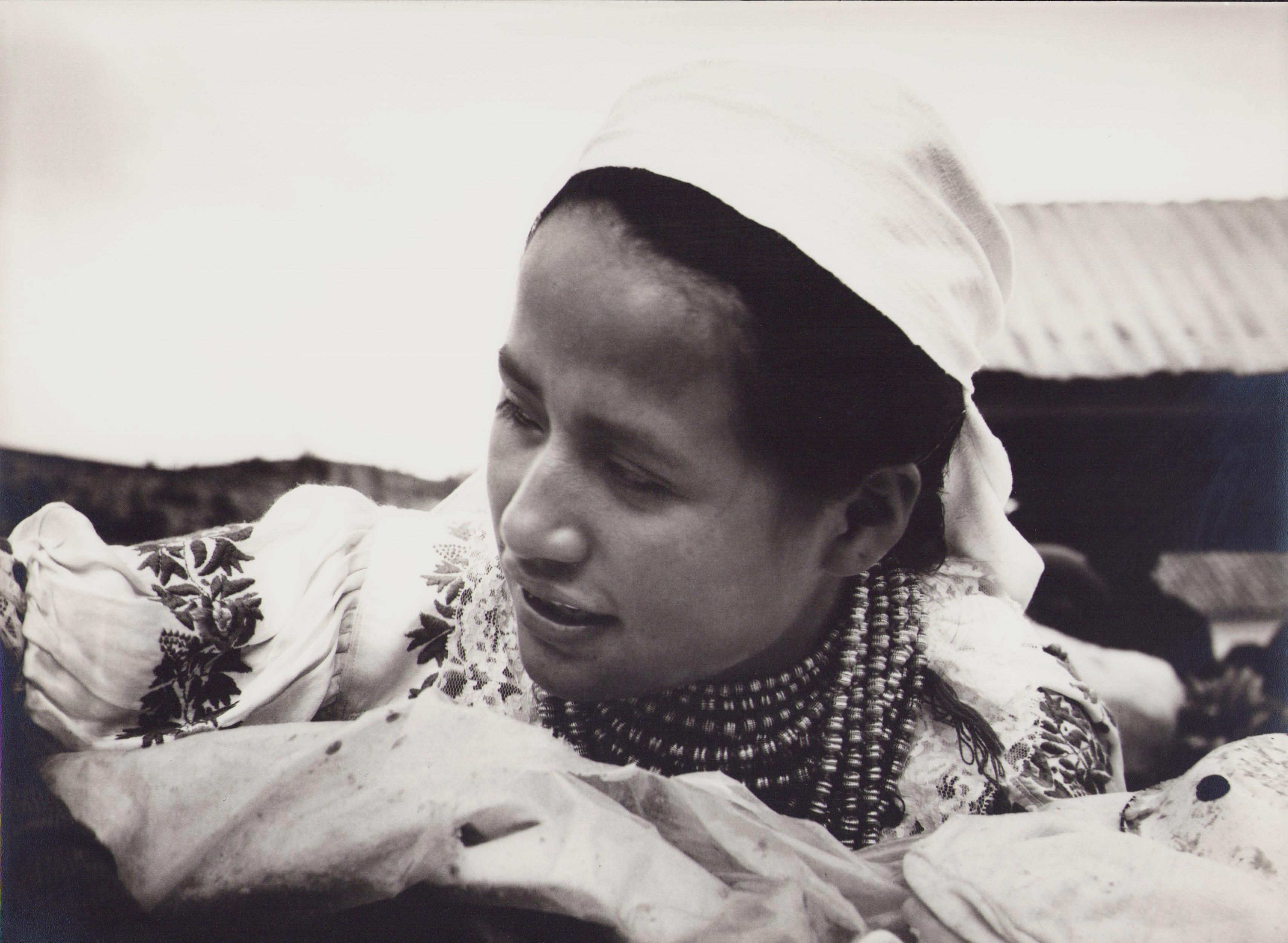 Hanna Seidel Portrait Photograph - Ecuador, Indigenous Woman, Black and White Photography, 1960s, 21, 4 x 29 cm