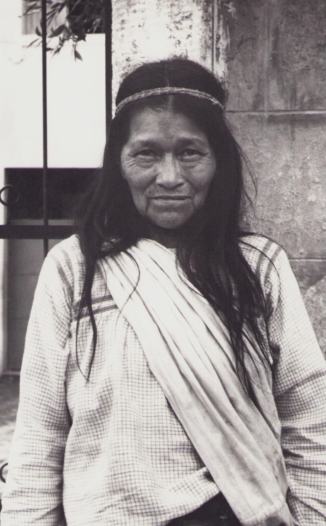 Ecuador, Indígena, Mujer, Fotografía en blanco y negro, Años 60, 29 x 19, 4 cm - Photograph de Hanna Seidel