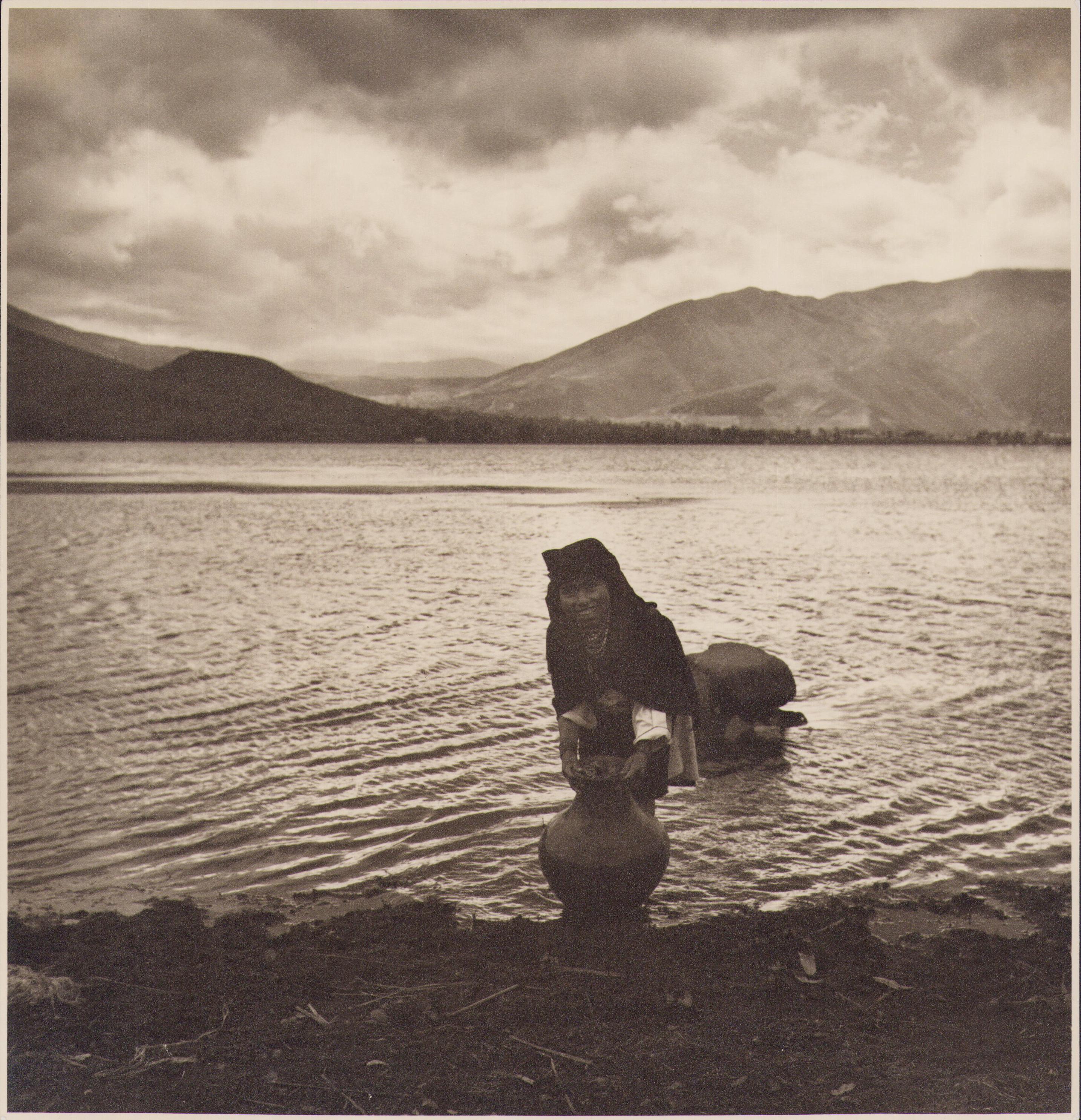 Hanna Seidel Portrait Photograph - Ecuador, Lake, Woman, Black and White Photography, 1960s, 24, 2 x 25 cm