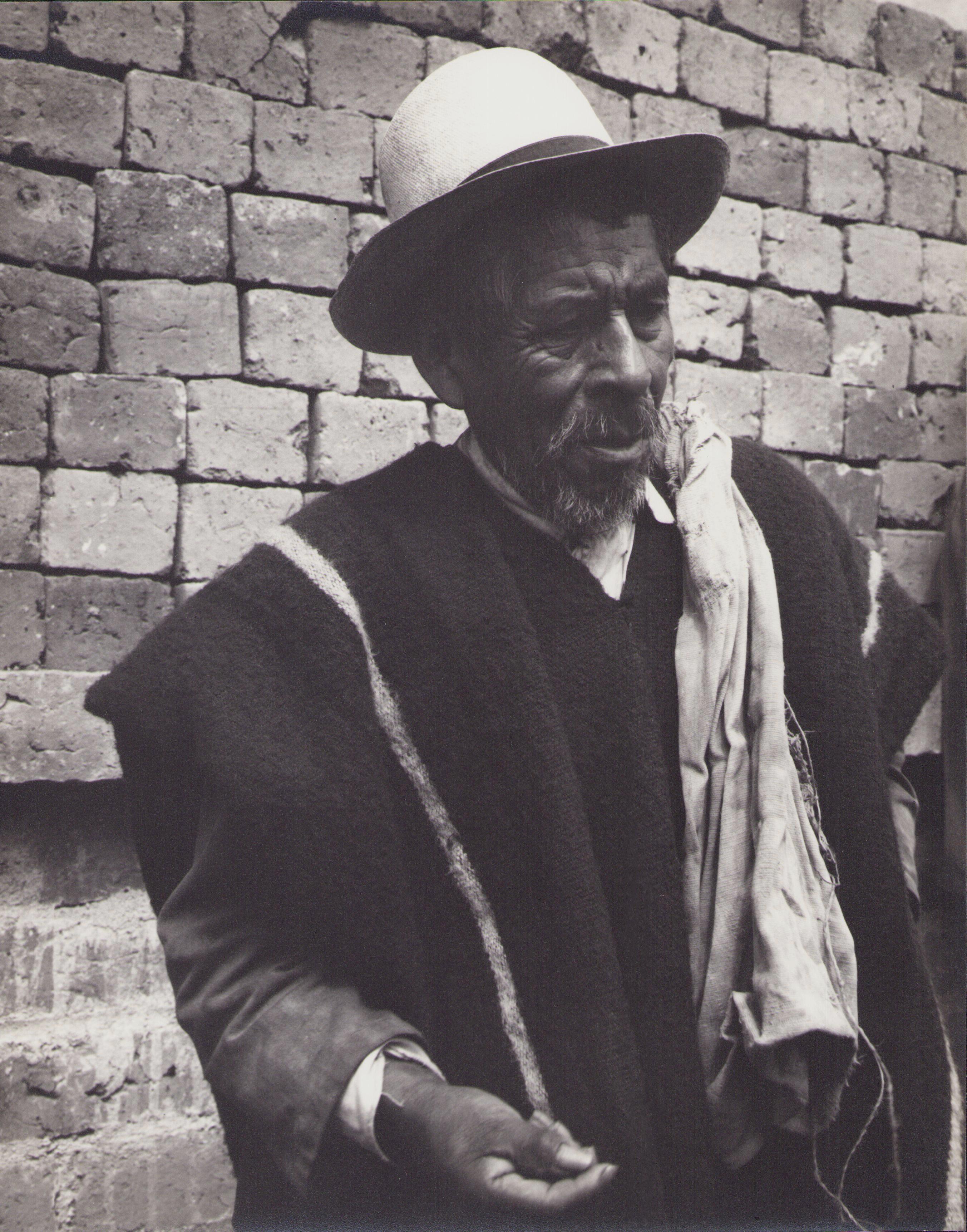 Black and White Photograph de Hanna Seidel - Ecuador, Hombre, Artesanía, Fotografía en blanco y negro, Años 60, 29, 1 x 23, 1 cm