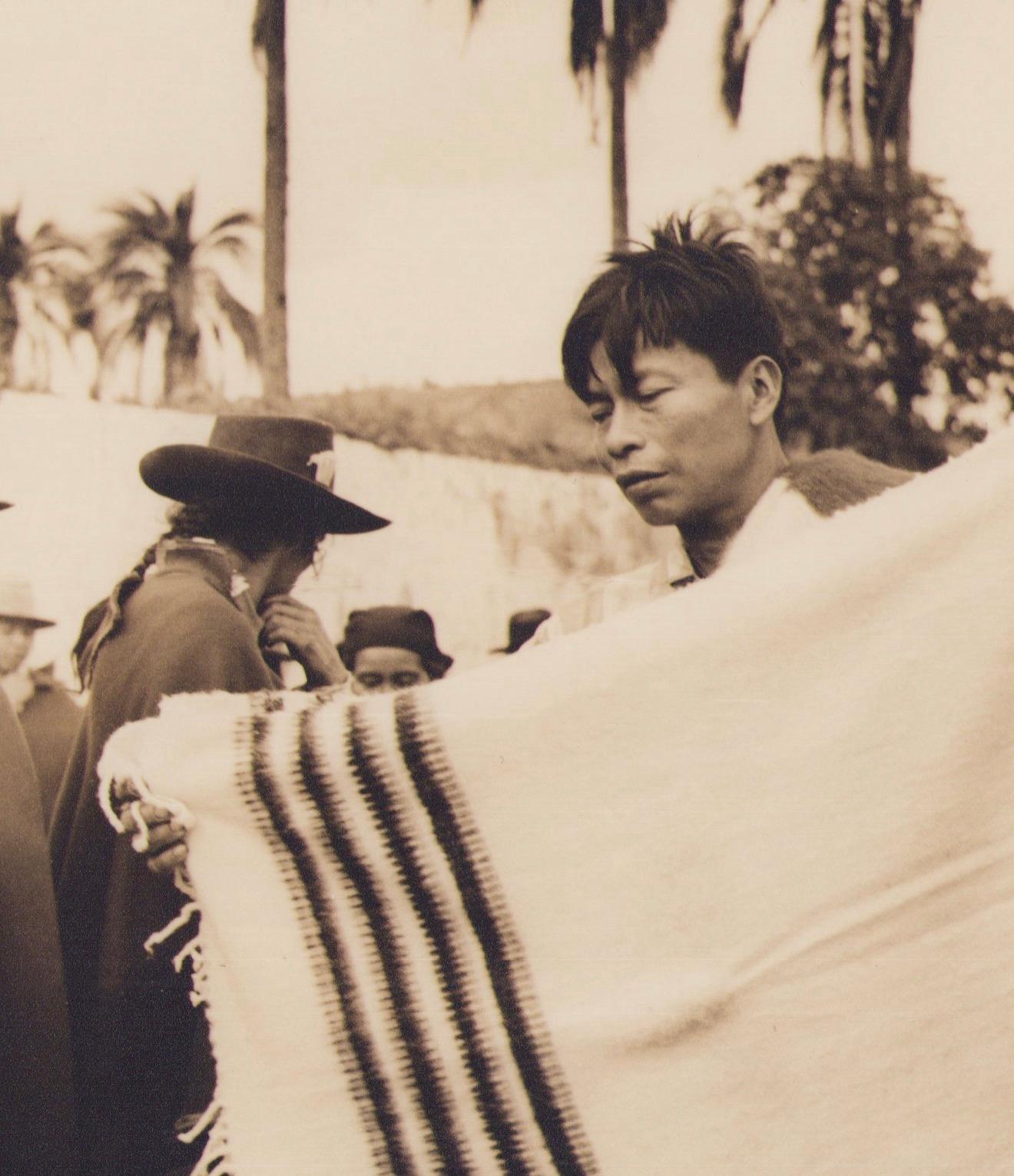 Équateur, marché, peuple, photographie en noir et blanc, années 1960, 17,4 x 21,5 cm - Photograph de Hanna Seidel