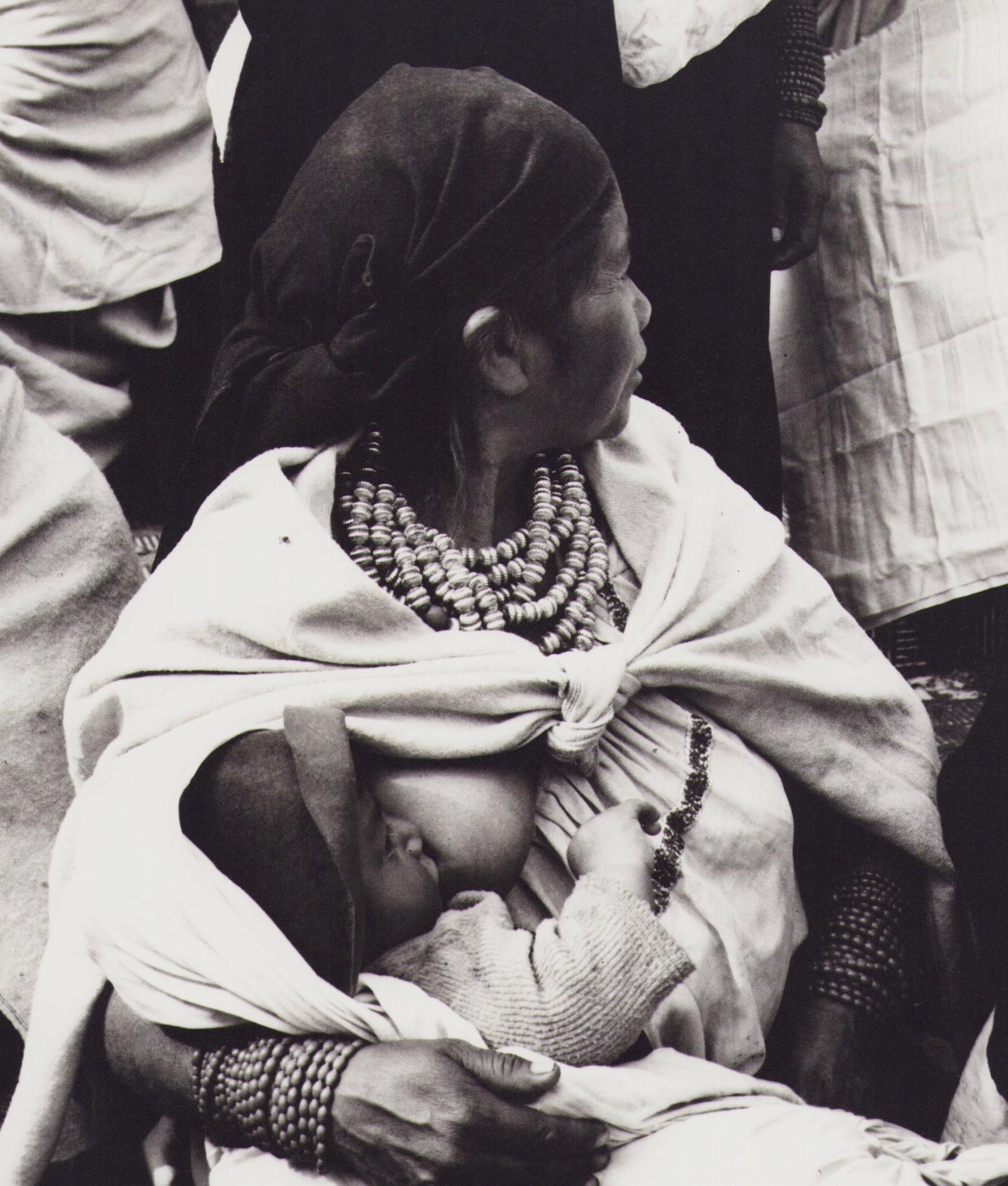 Équateur, Mère et enfant, photographie en noir et blanc, années 1960, 29,5 x 23,1 cm - Photograph de Hanna Seidel