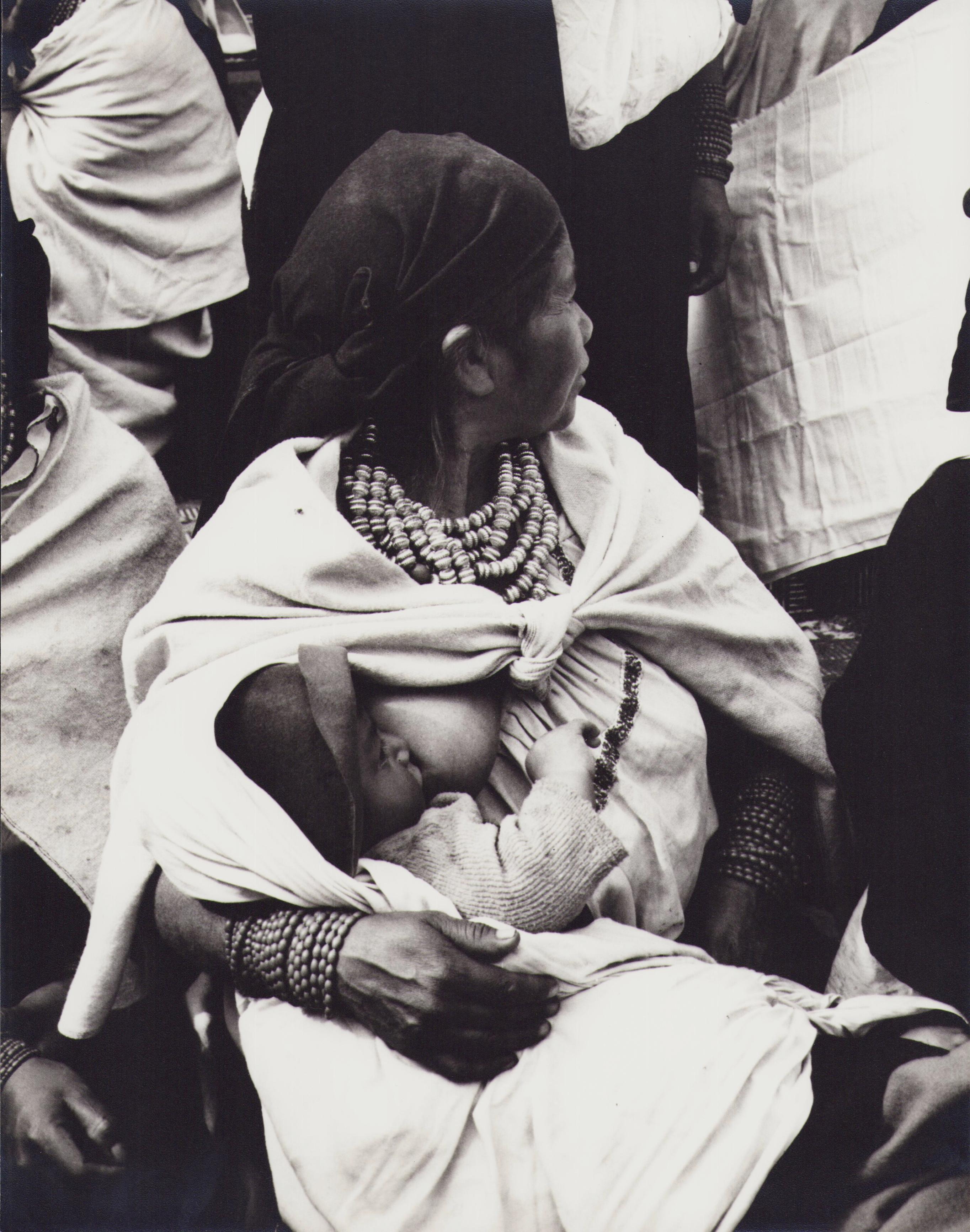 Portrait Photograph Hanna Seidel - Équateur, Mère et enfant, photographie en noir et blanc, années 1960, 29,5 x 23,1 cm